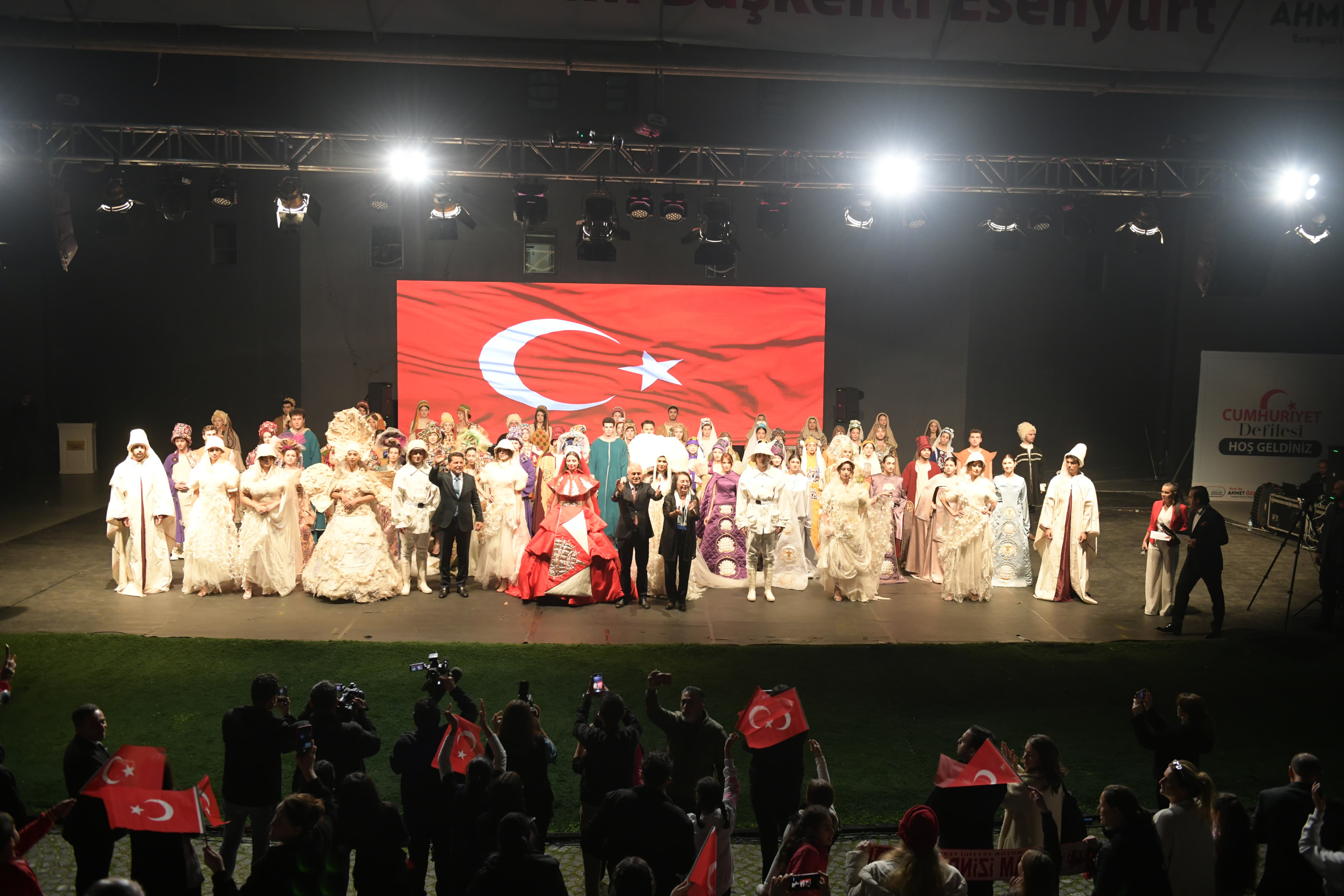 ‘Kültür Sanat Başkenti’ yolunda büyük adım: Esenyurt’ta Cumhuriyet Defilesi