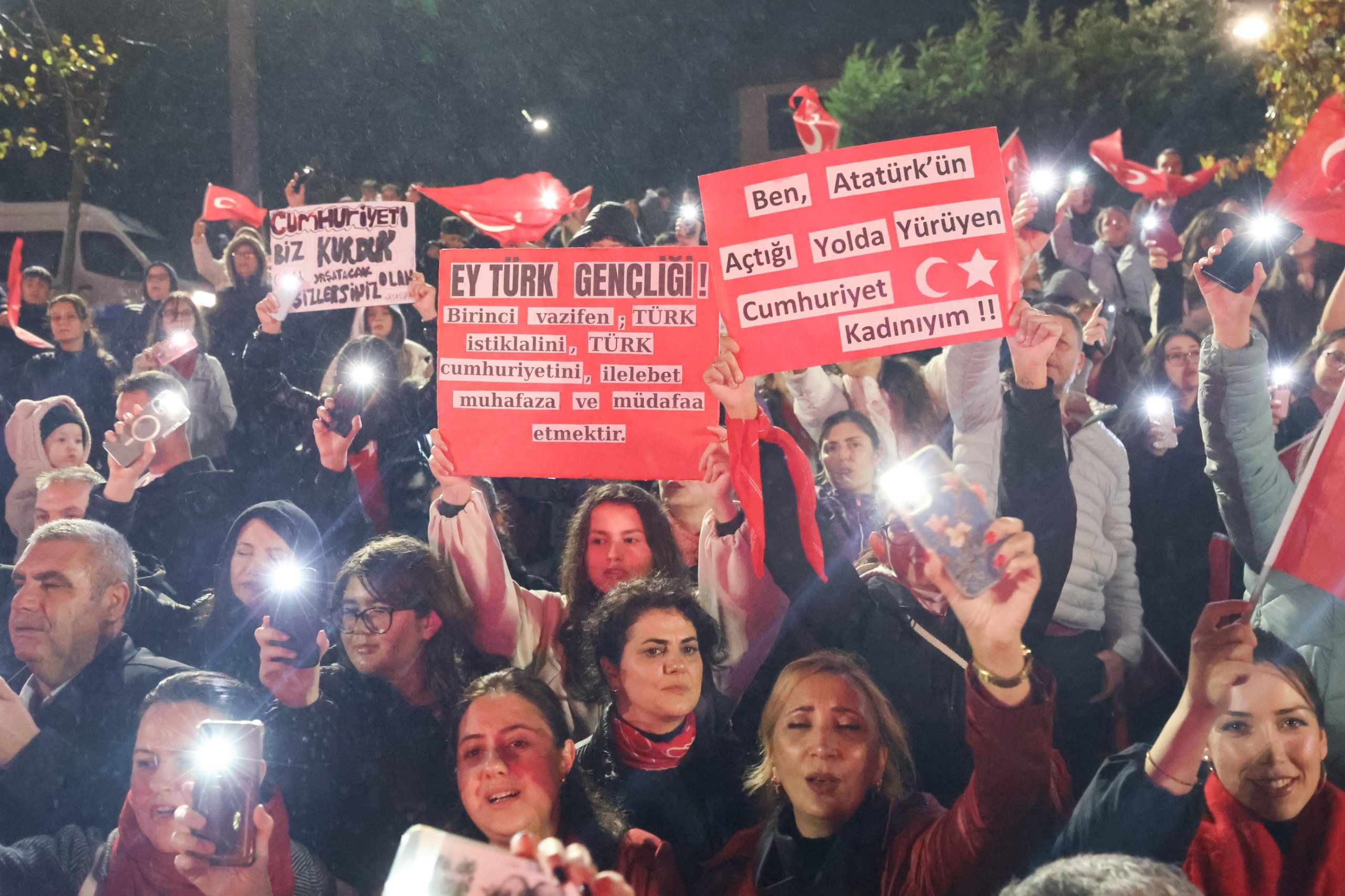 Çatalca’da Fener Alayı ve Konserle 29 Ekim Cumhuriyet Bayramı Coşkusu