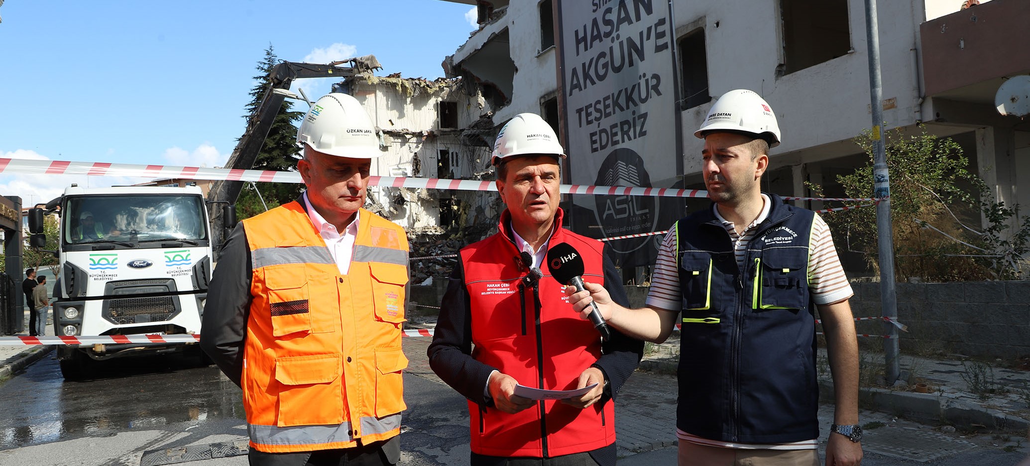 Yüksek riskli olduğu tespit edilen 3 bina belediye ekipleri gözetiminde yıkıldı