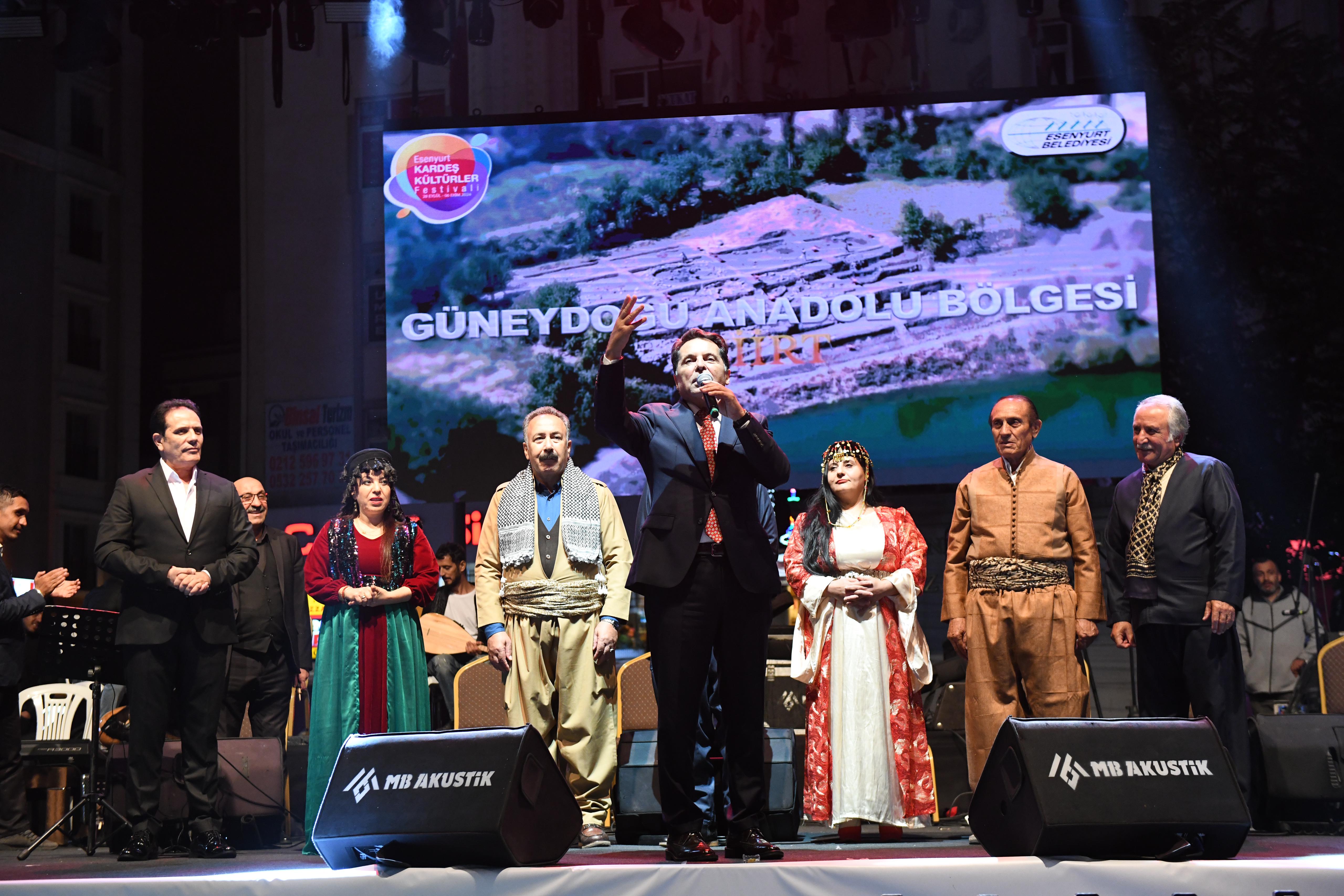 “Kardeşlik şöleni” Türkiye renkleriyle sürüyor