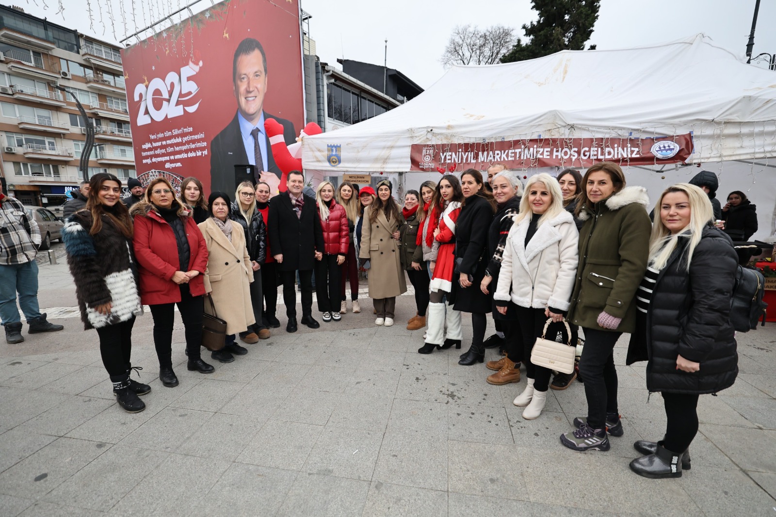 Başkan Balcıoğlu ve Eşi Hayriye Sena Balcıoğlu Yeni Yıl Marketi’ni Ziyaret Etti
