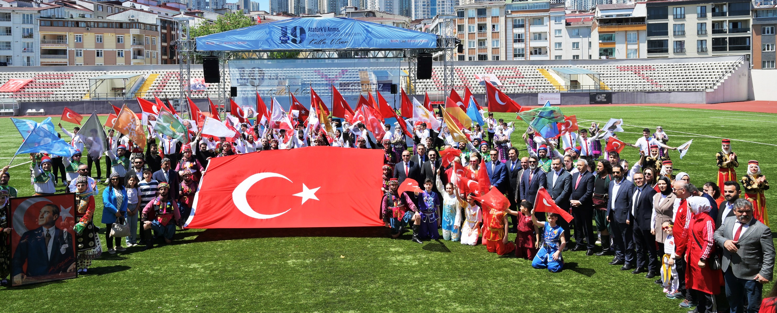 Esenyurt’ta 19 Mayıs Coşkusu: Yüzlerce kişi Turgut Özal Stadyumu’nda Buluştu