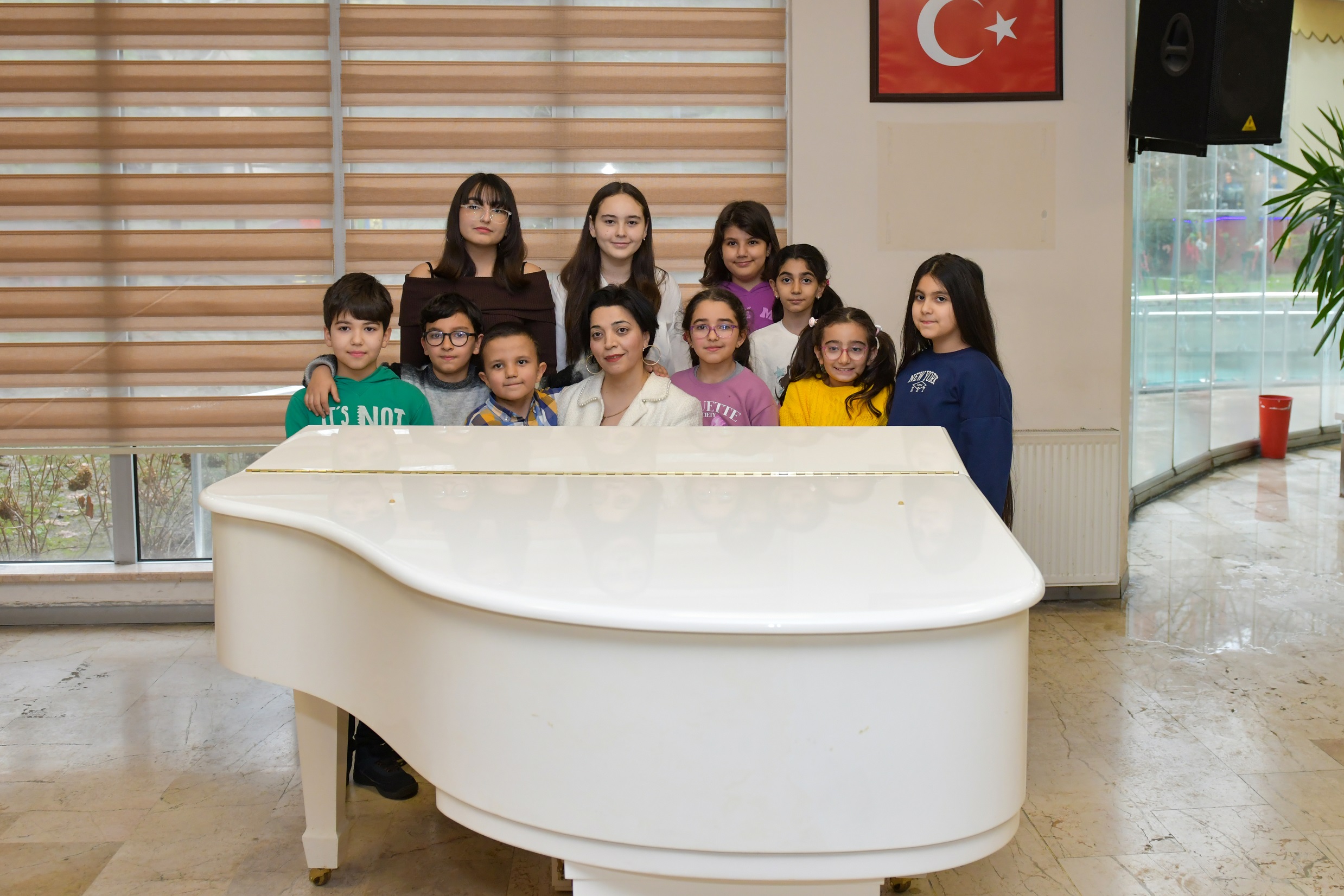 Esenyurt’ta her yaştan vatandaşa piyano eğitimi