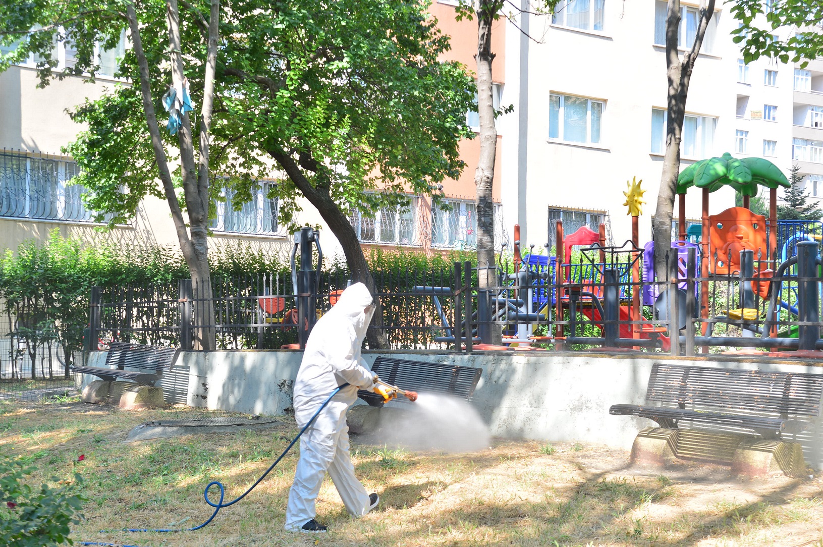 Kene ve haşerelerle mücadele için ilaçlama çalışmaları başladı