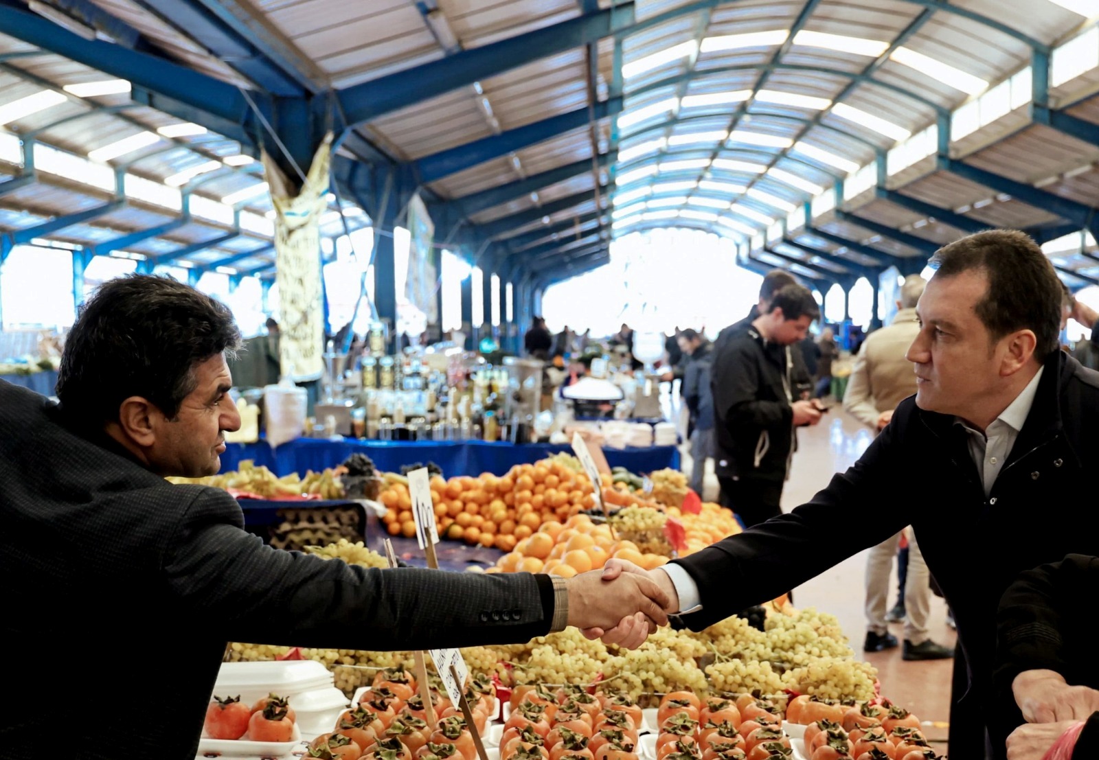 Başkan Balcıoğlu, Gümüşyaka Çarşamba Pazarında Esnafla Buluştu