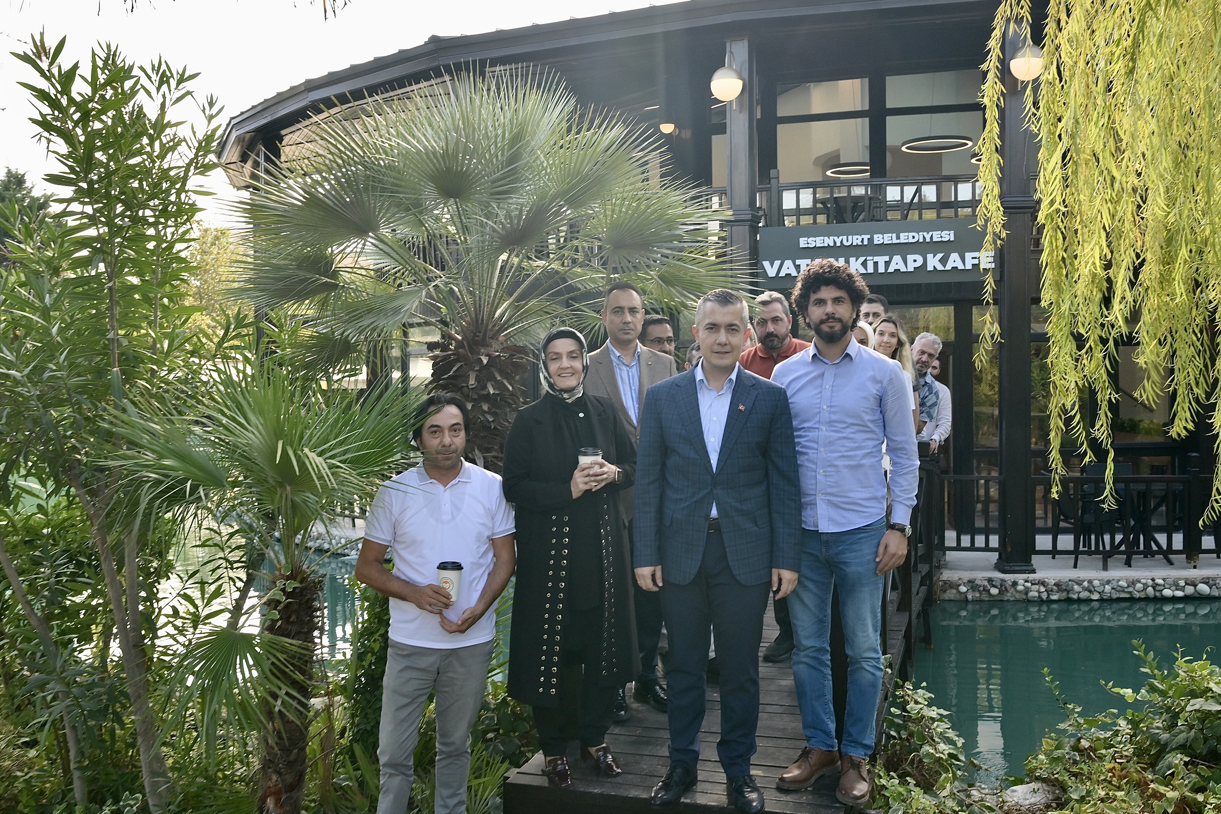 Gençler için yeni buluşma noktası: Vatan Kitap Kafe açıldı