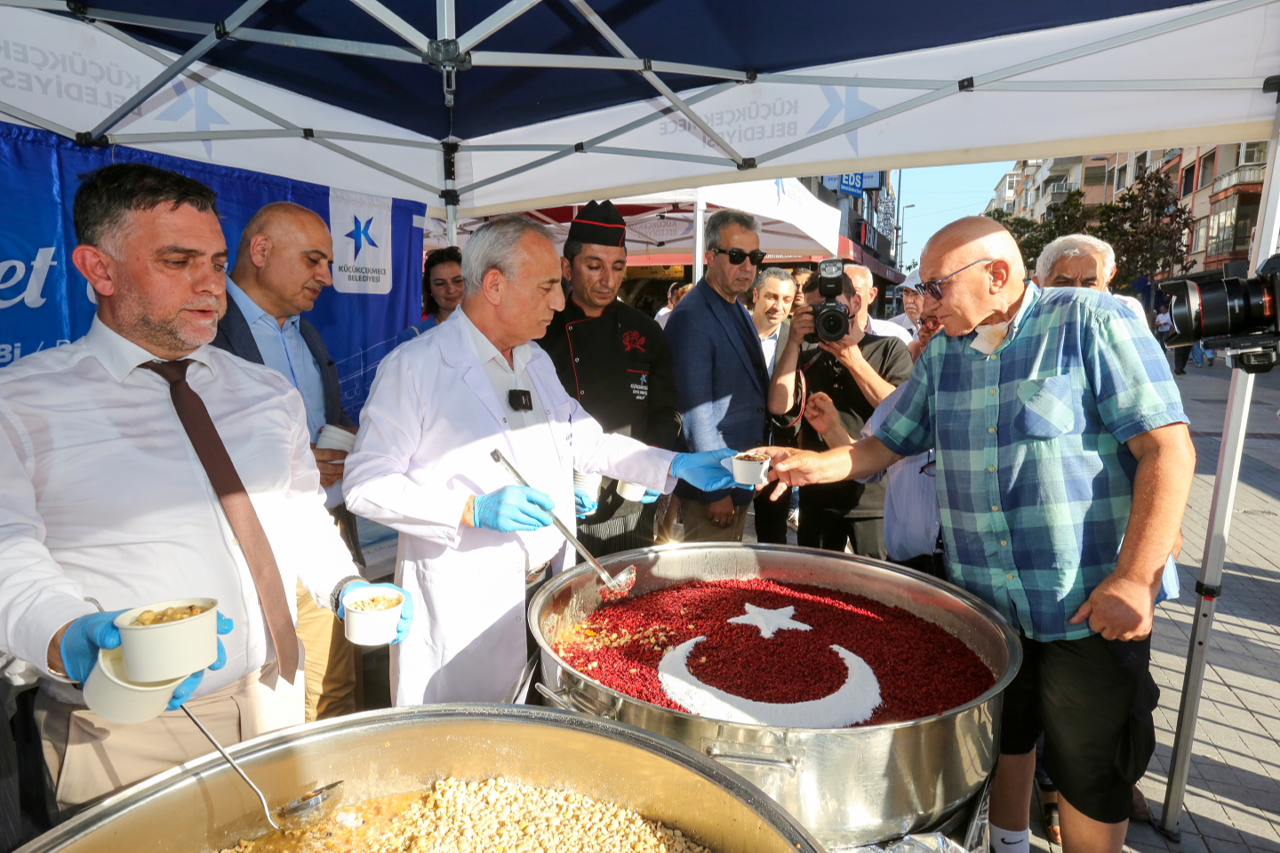 Küçükçekmece Belediyesi’nden binlerce kişiye aşure ikramı