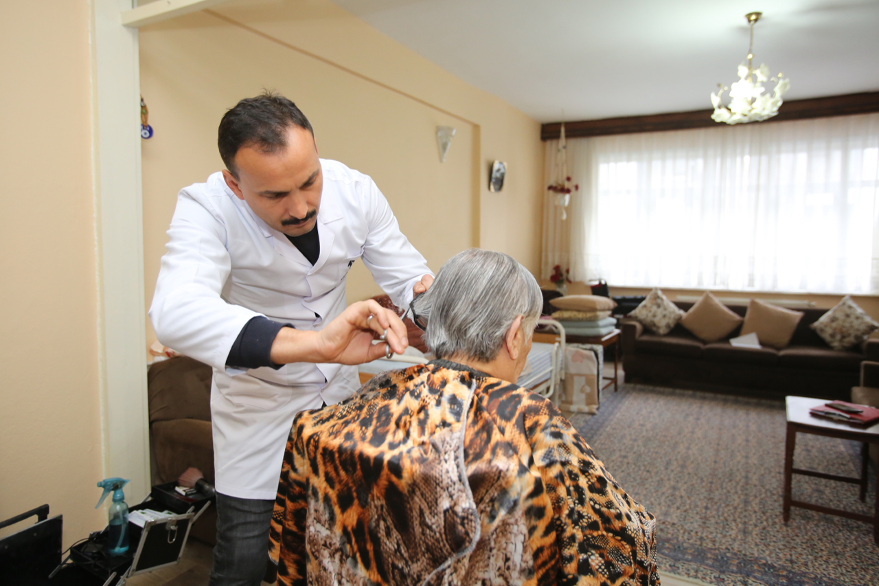 Küçükçekmece Belediyesi, evde bakım hizmetiyle yaşama değer katıyor