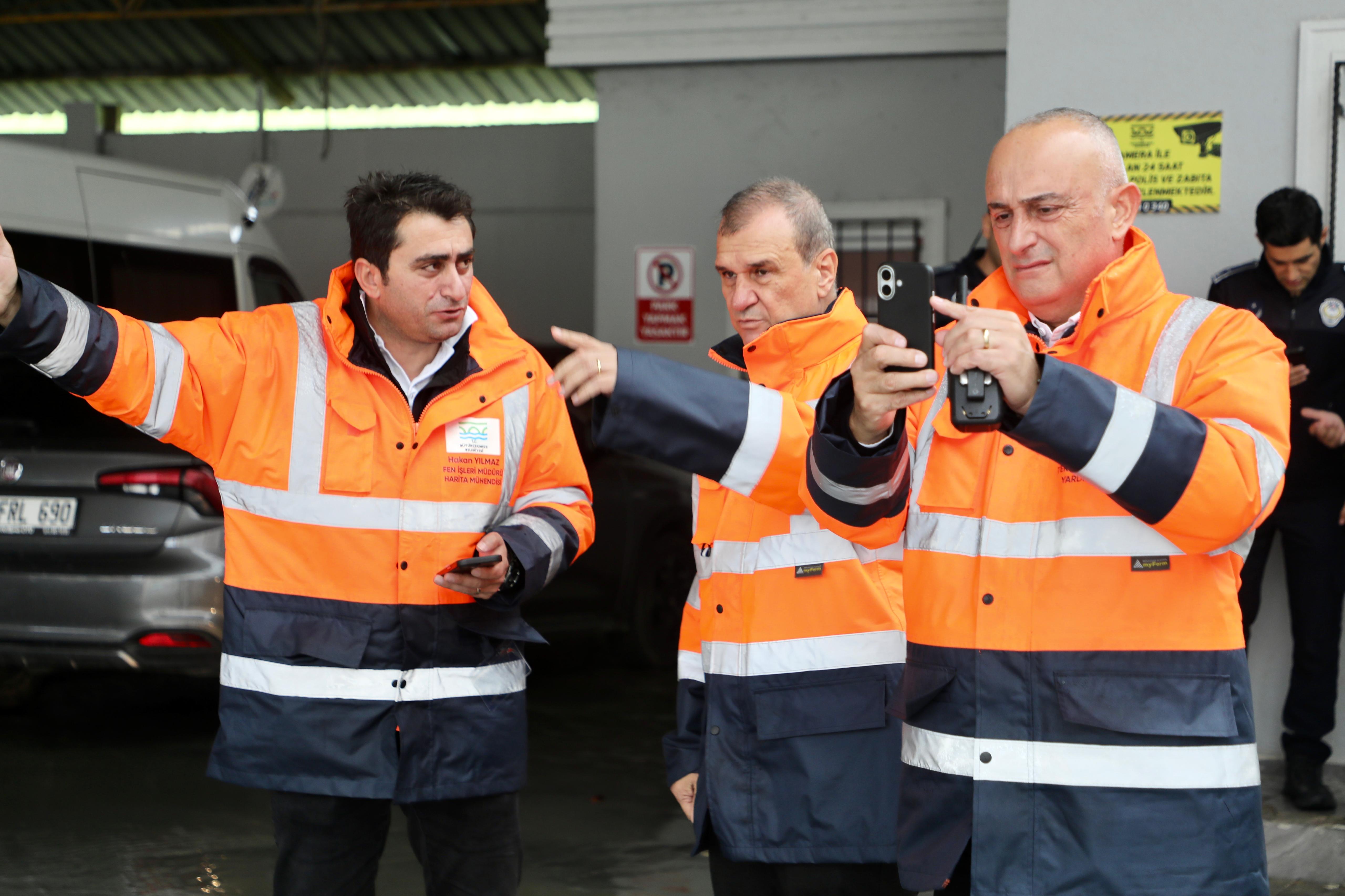 Büyükçekmece Belediyesi, sağanak yağış ve fırtınaya karşı çalışmalarını aralıksız sürdürüyor