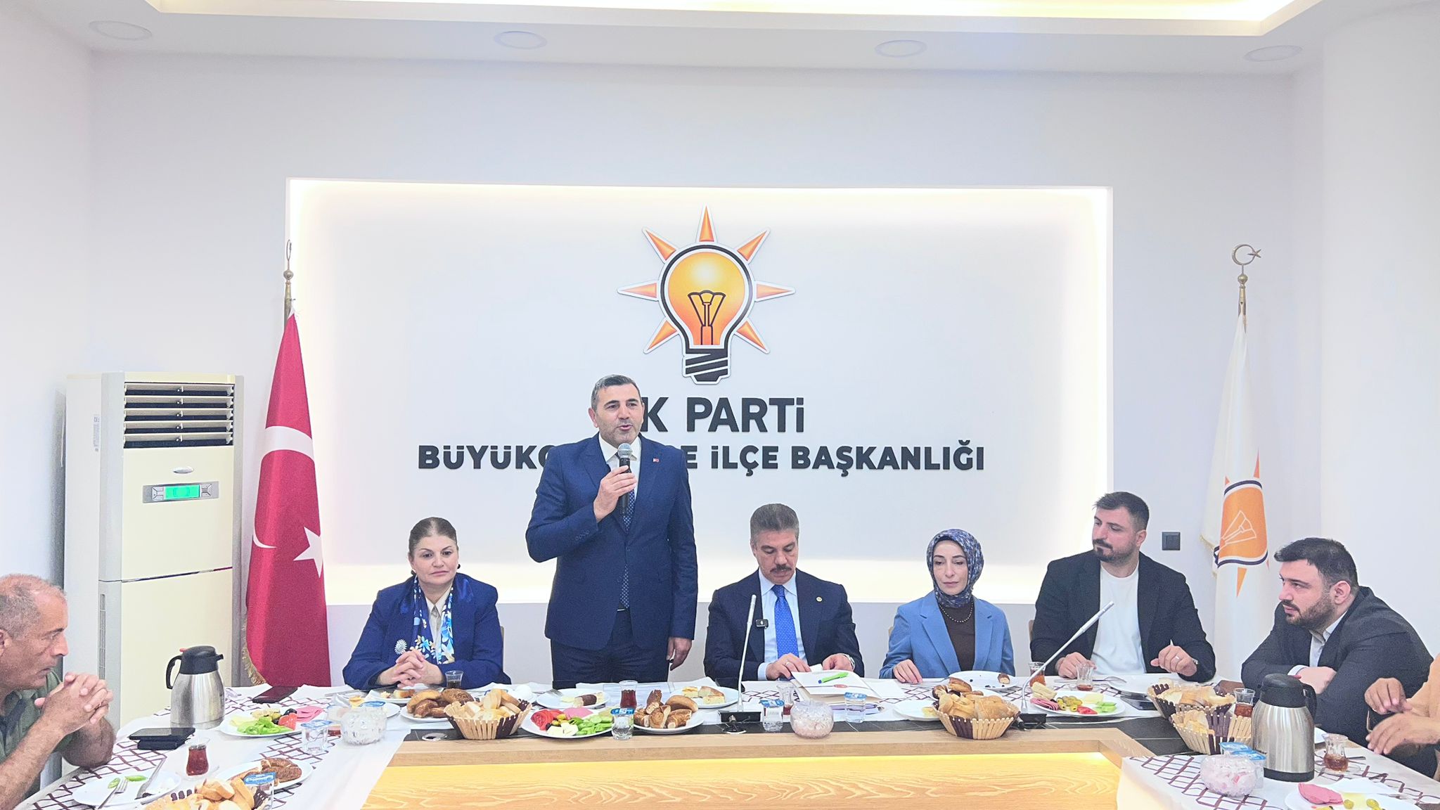 İlçe Başkanı Rasim Yağar TBMM Adalet Komisyonu Başkanı ve İstanbul Milletvekili Cüneyt Yüksel, ilçede avukatlarla buluştu