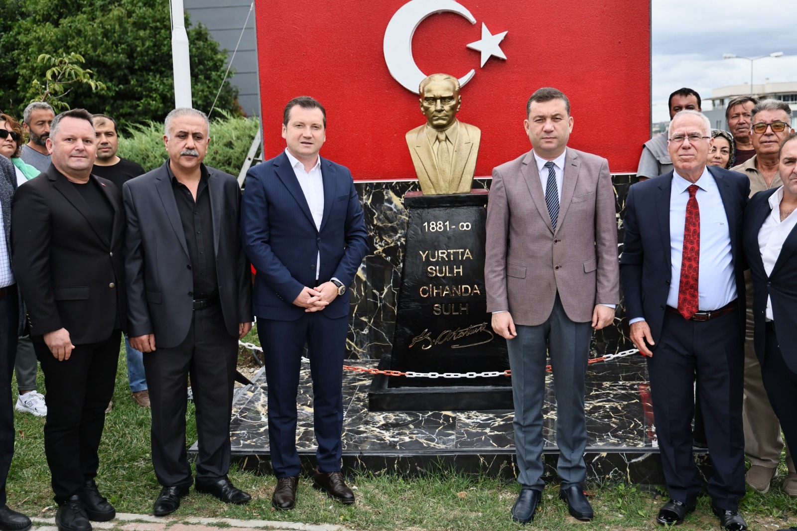 Başkan Balcıoğlu, Selimpaşa Emlak Konutları Sitesi’nde Atatürk Büstü ve Suat Arslan Kütüphanesi Açılışına Katıldı