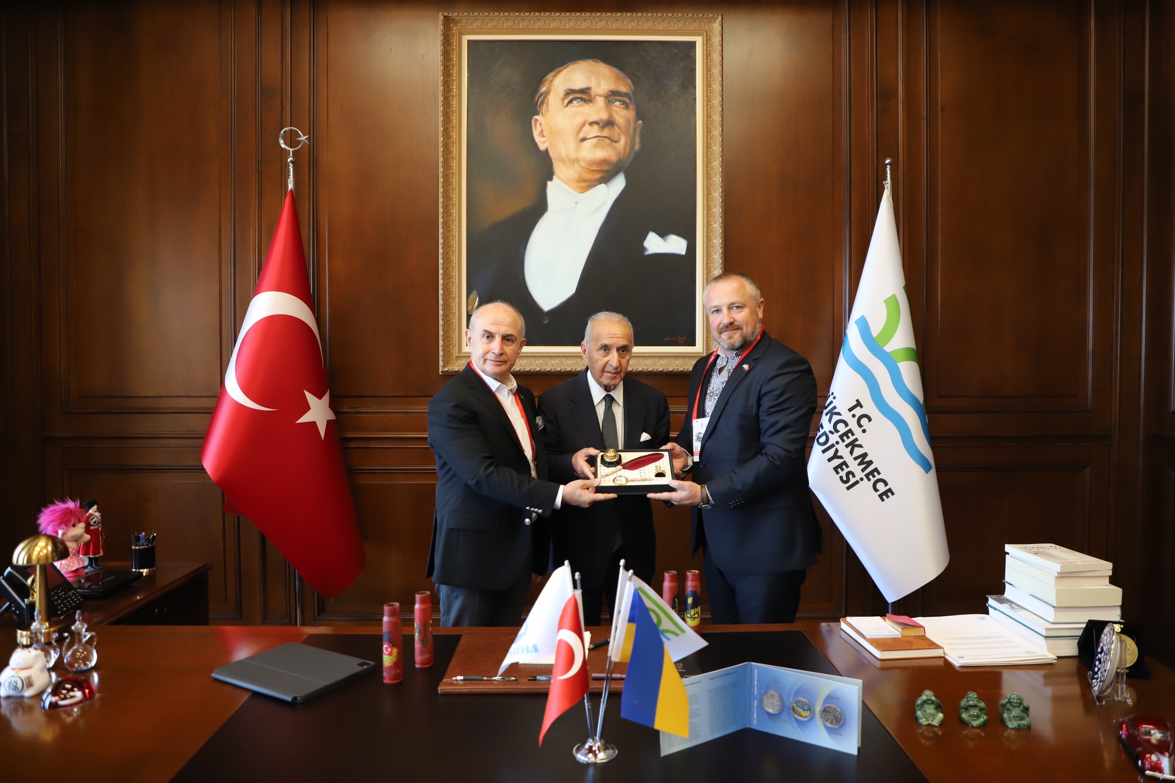 Ukraynalı çocuklar savaşta kullanılan mermi kovanları ile tüm dünyaya barış mesajı verdi