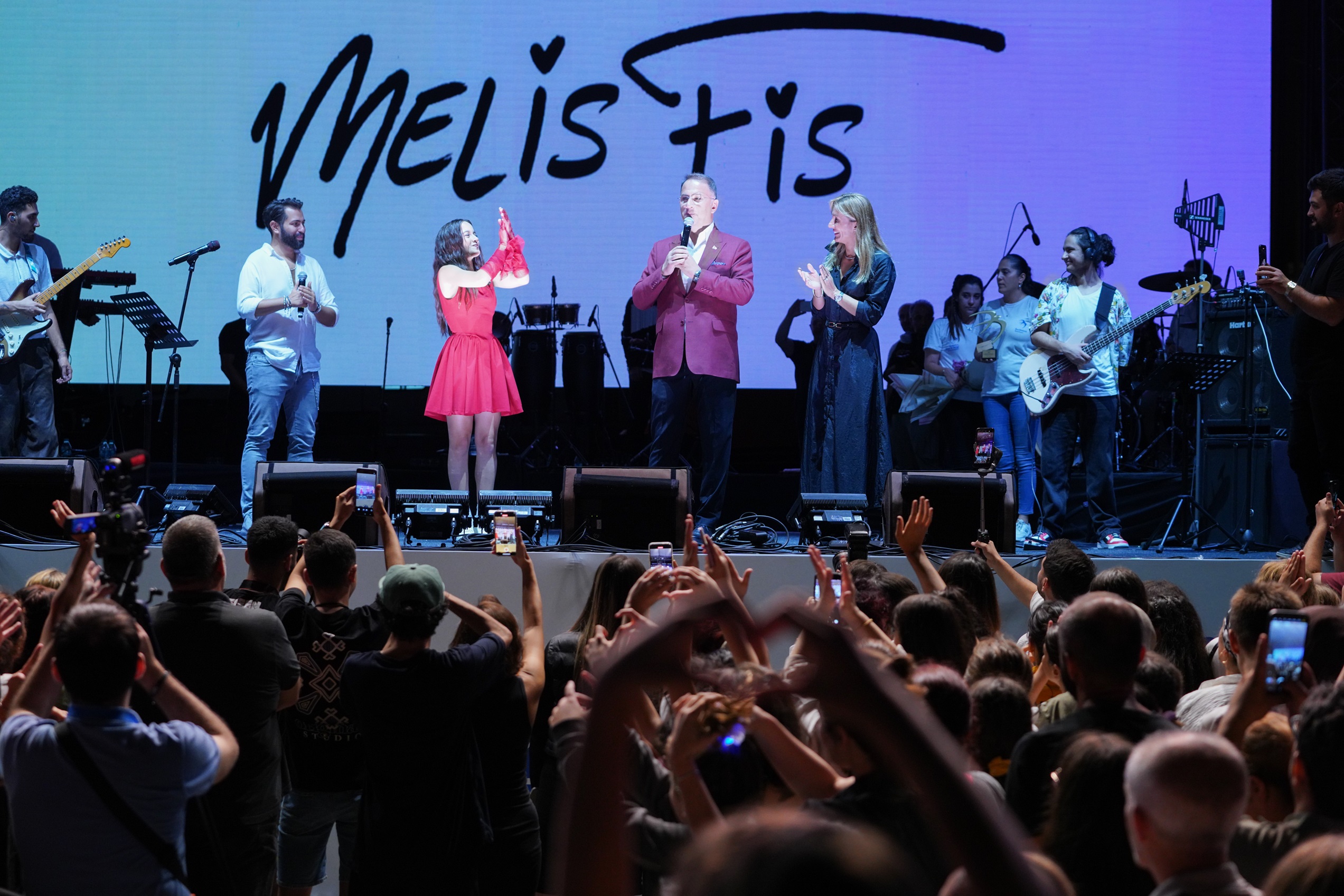 Genç yıldız Melis Fis sevenleriyle Beylikdüzü’nde buluştu