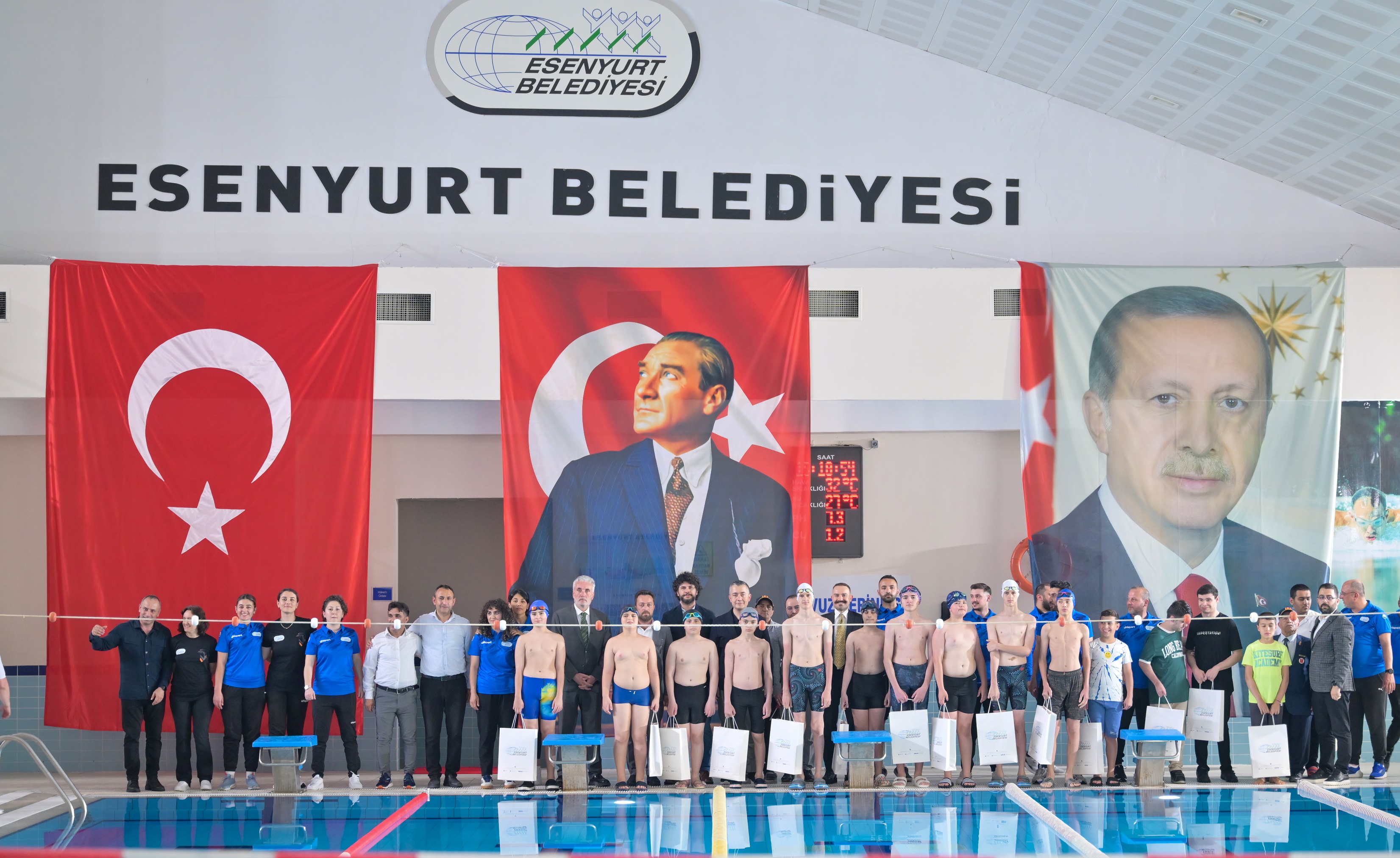 Esenyurt Merkez Kapalı Yüzme Havuzu Hizmete Açıldı