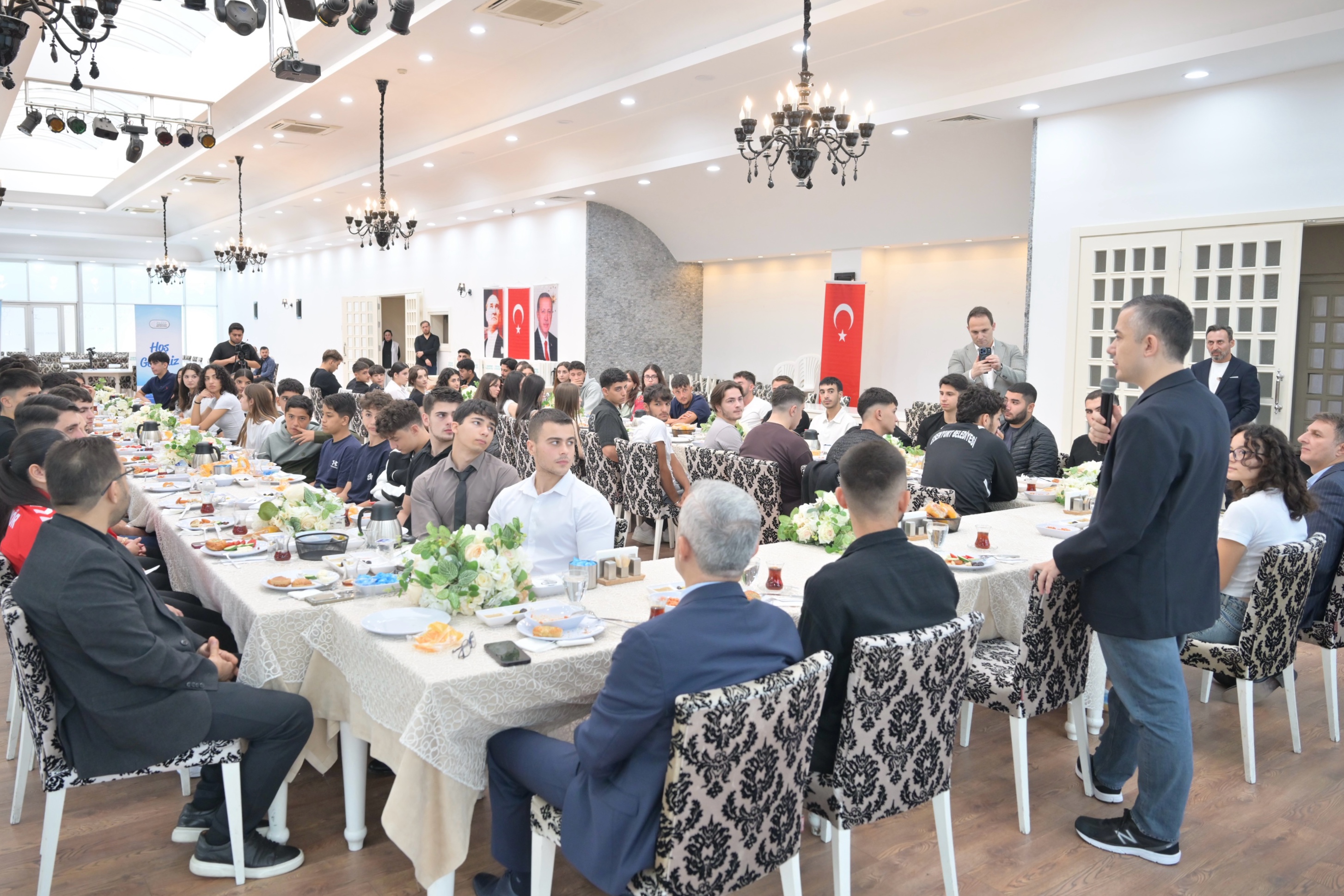 Esenyurt Belediyesi Spor Akademisi öğrencileri hayallerine kavuştu Başkan Vekili Aksoy gençlerle bir araya geldi