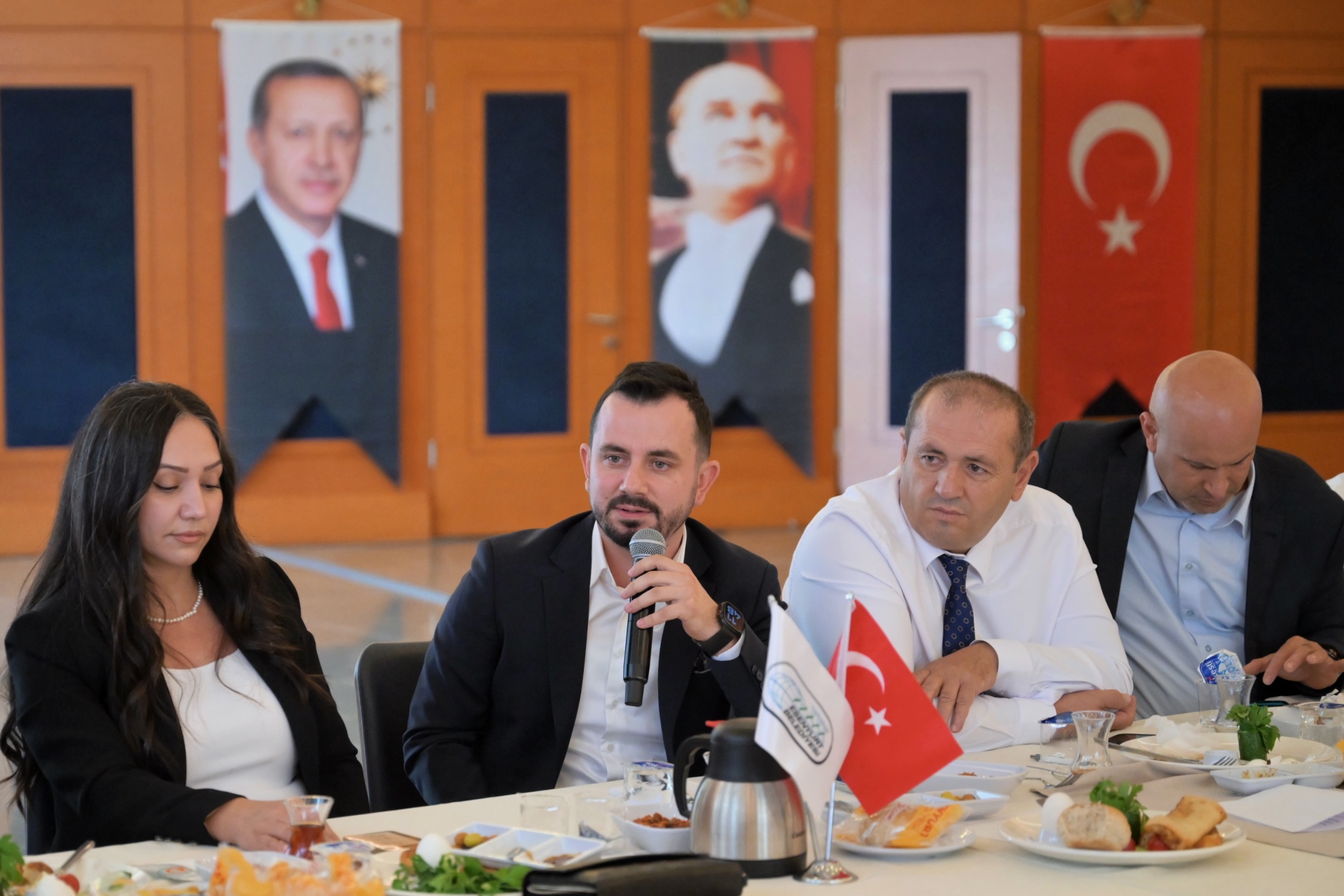 Başkan Vekili Aksoy, Mahalle Muhtarlarıyla Bir Araya Geldi