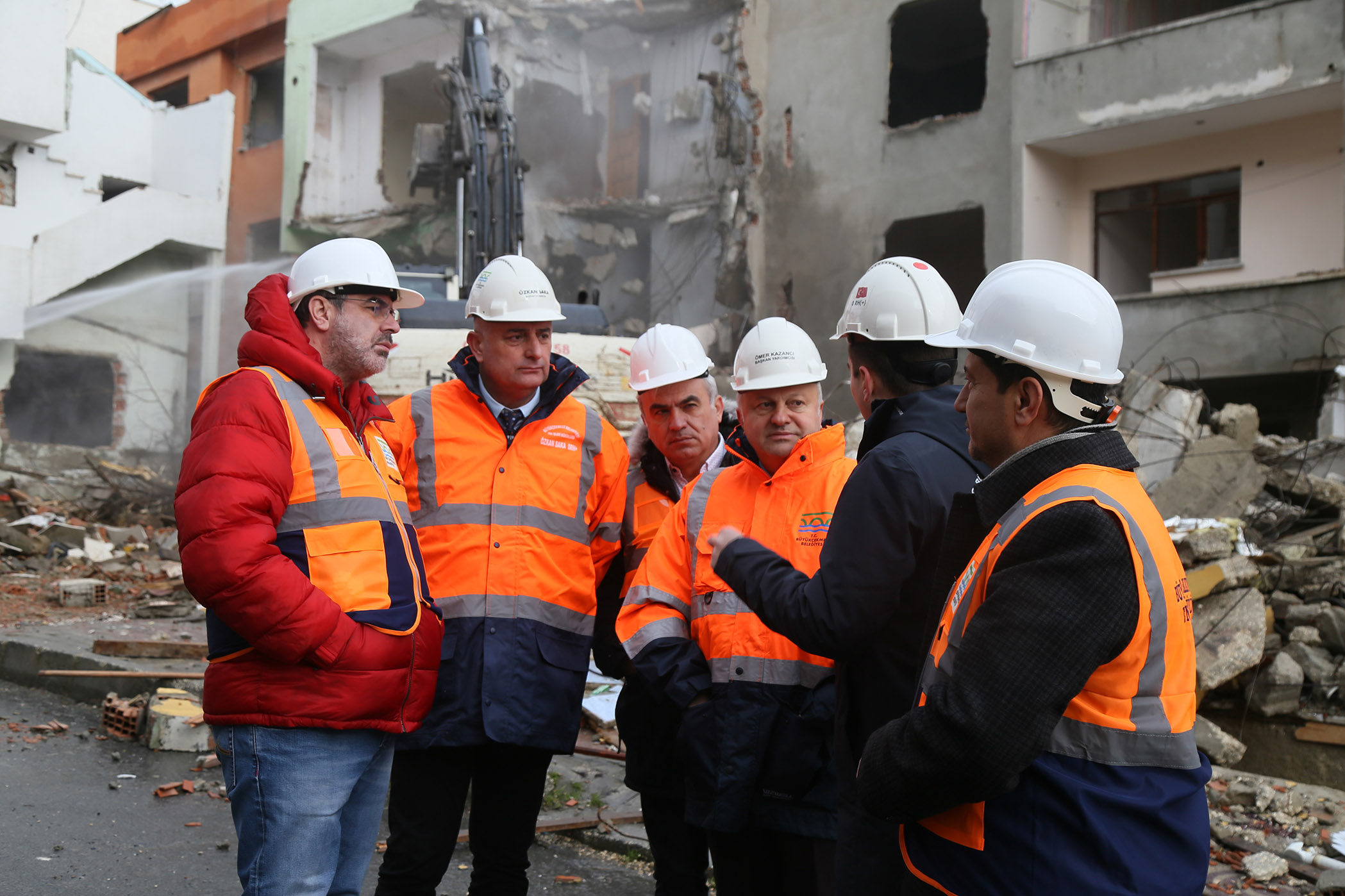 Deprem riski taşıyan 23 yapı belediye ekiplerinin gözetiminde yıkıldı