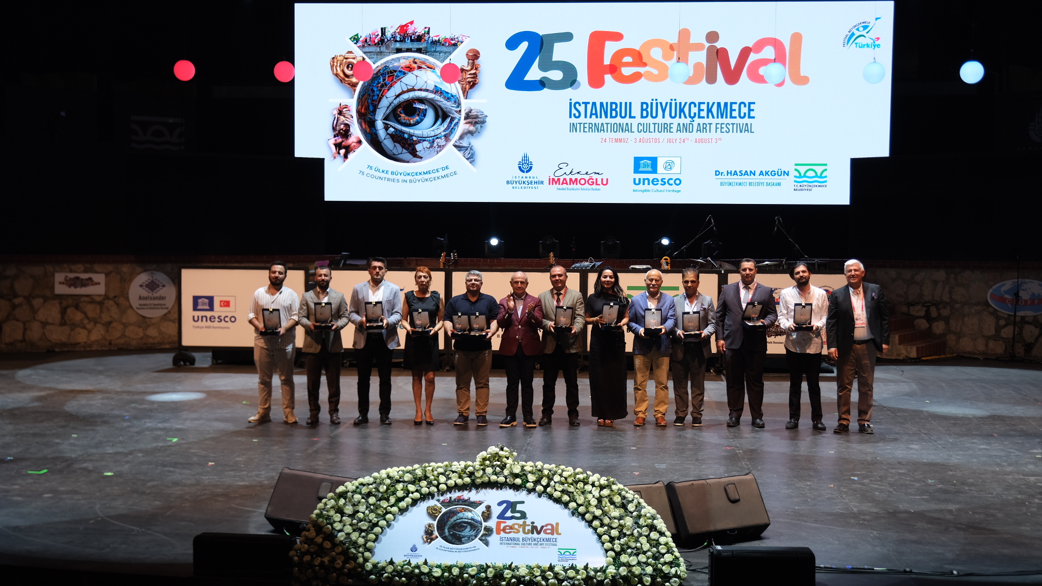 Büyükçekmece'nin festival sponsorlarına teşekkür plaketi