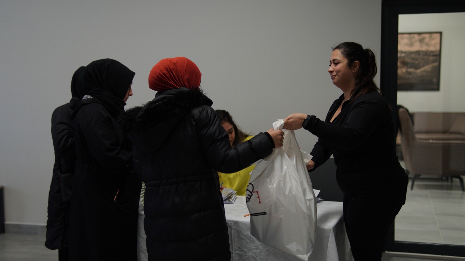 Silivri Belediyesi’nden 600 Çocuğa Kışlık Mont ve Bot Desteği