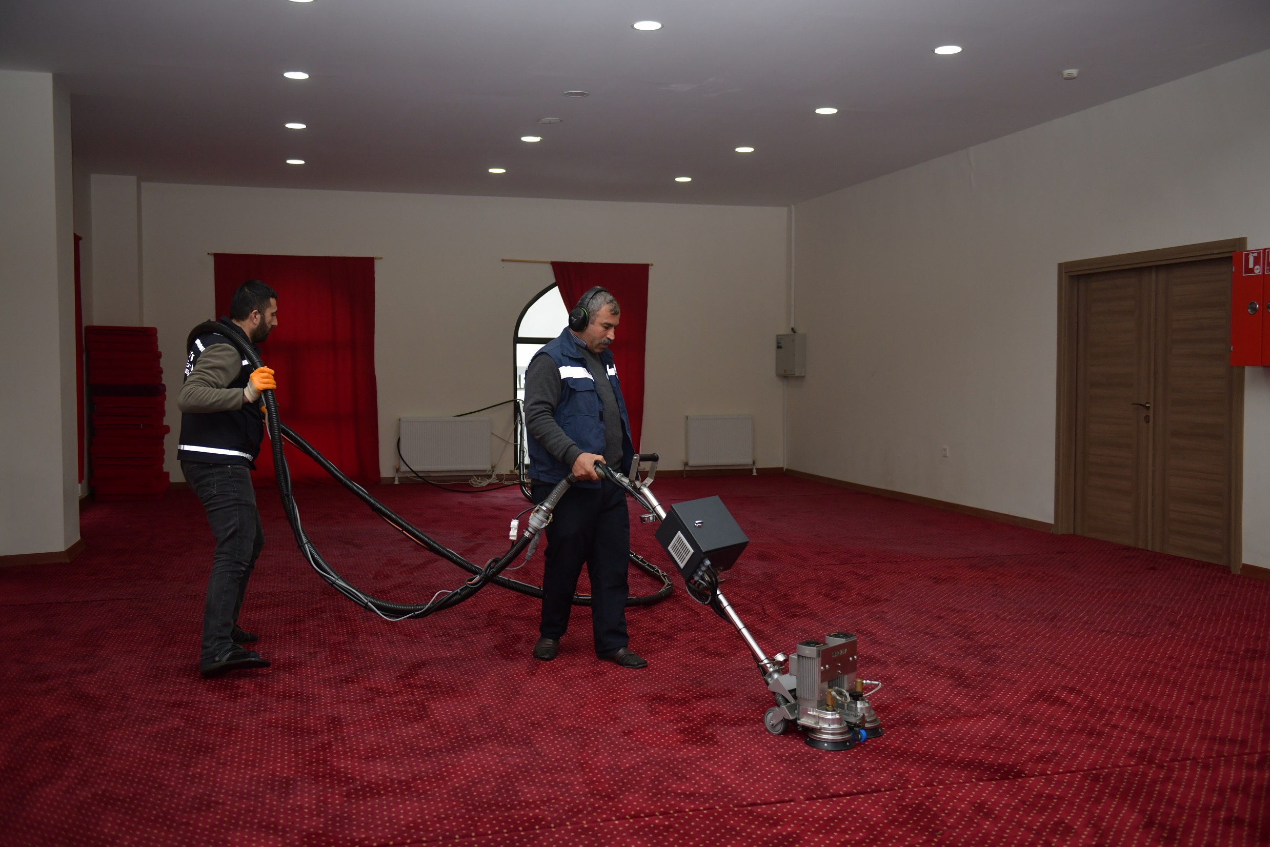 Esenyurt Belediyesi ibadethaneleri dip köşe temizliyor