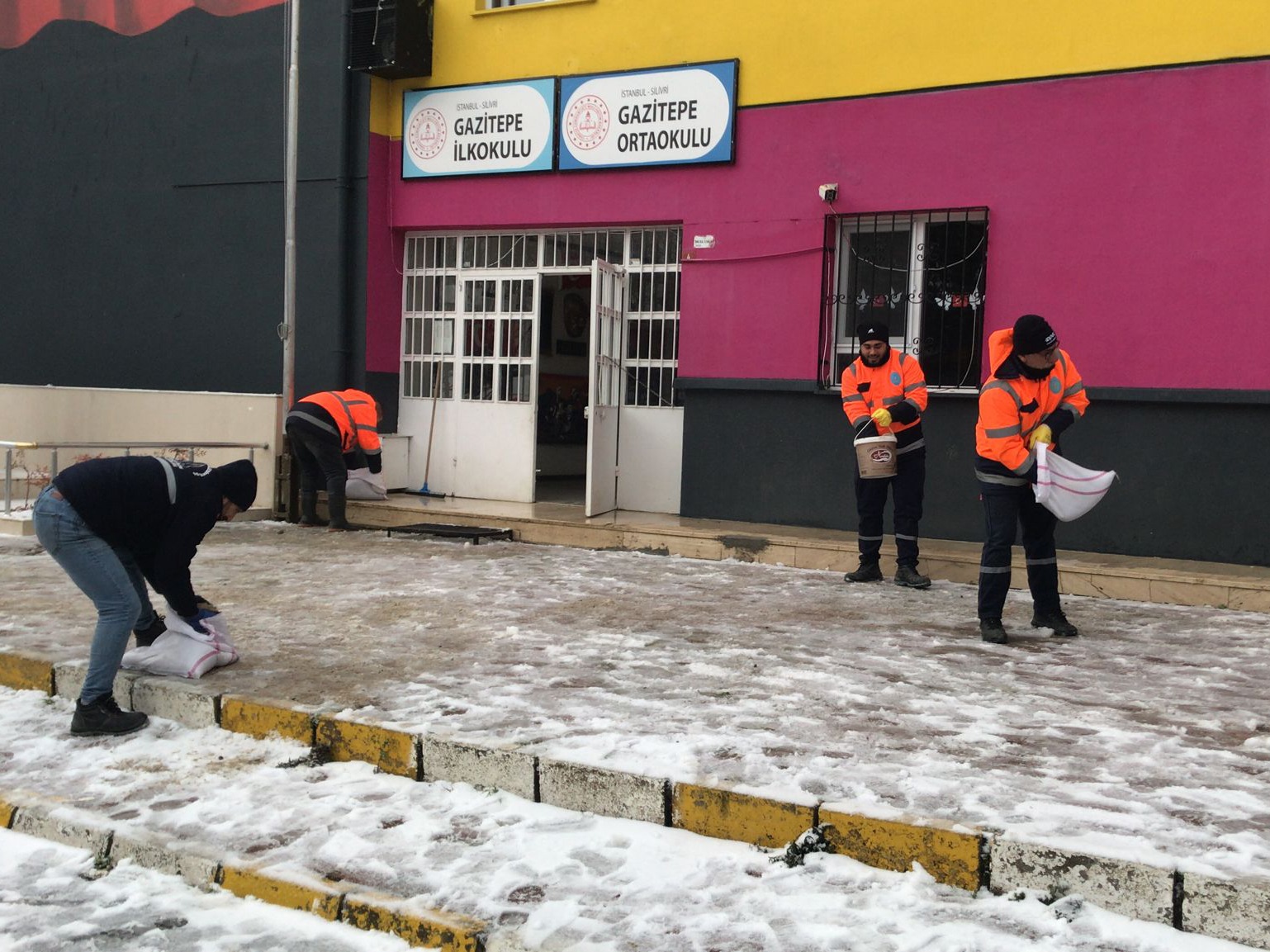 Silivri Belediyesi ekipleri kar ve buzlanmaya karşı sahada