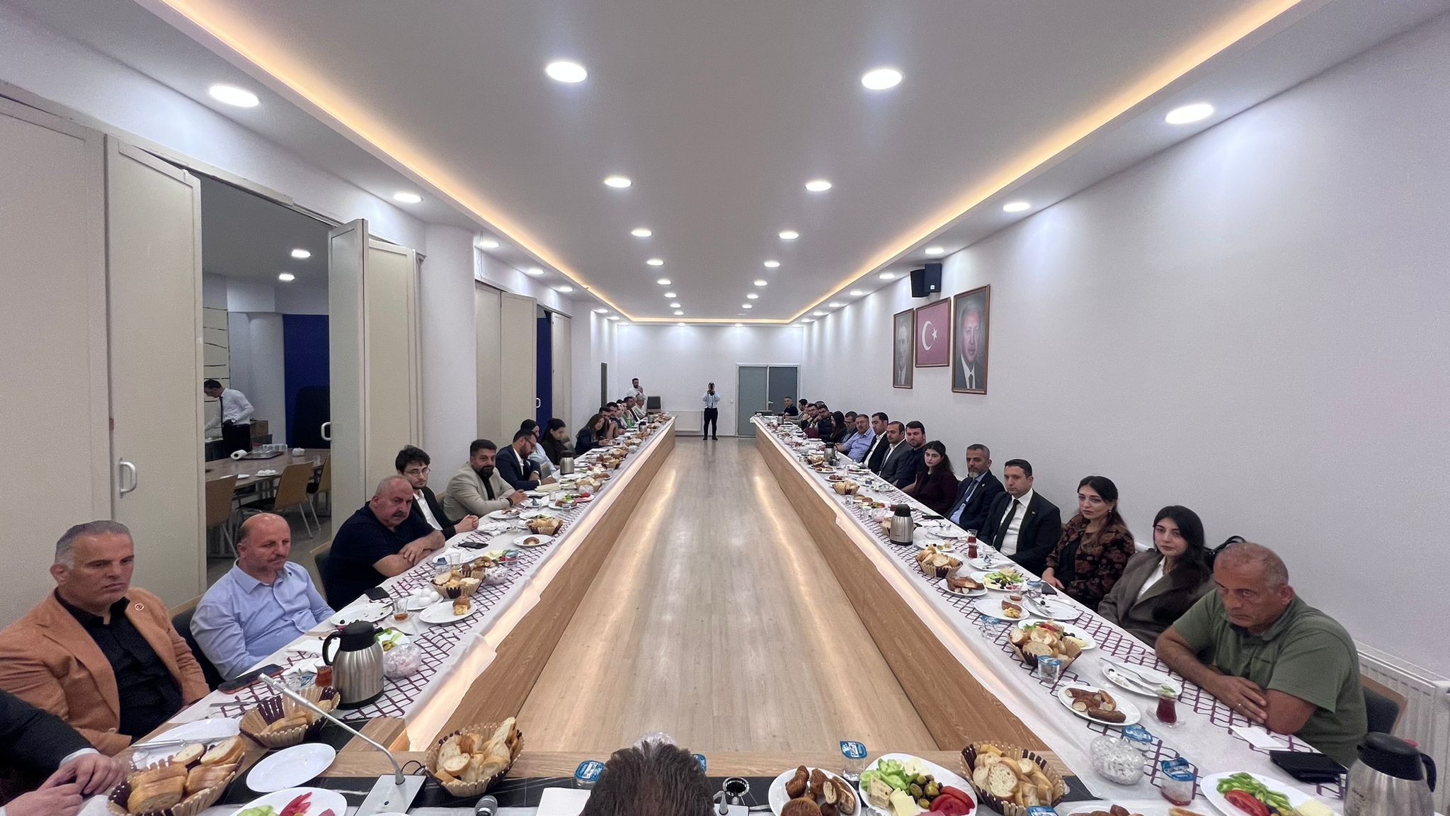 İlçe Başkanı Rasim Yağar TBMM Adalet Komisyonu Başkanı ve İstanbul Milletvekili Cüneyt Yüksel, ilçede avukatlarla buluştu