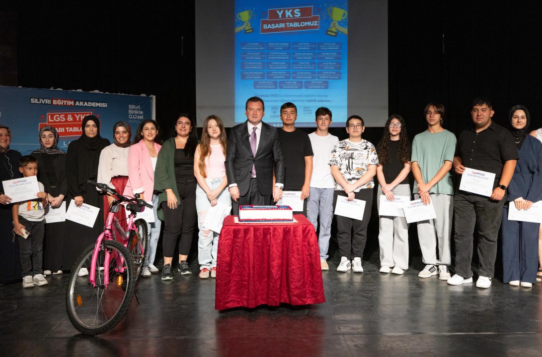 Başkan Balcıoğlu, Eğitim Akademisi’nde başarılı olan öğrencilere ödüllerini verdi