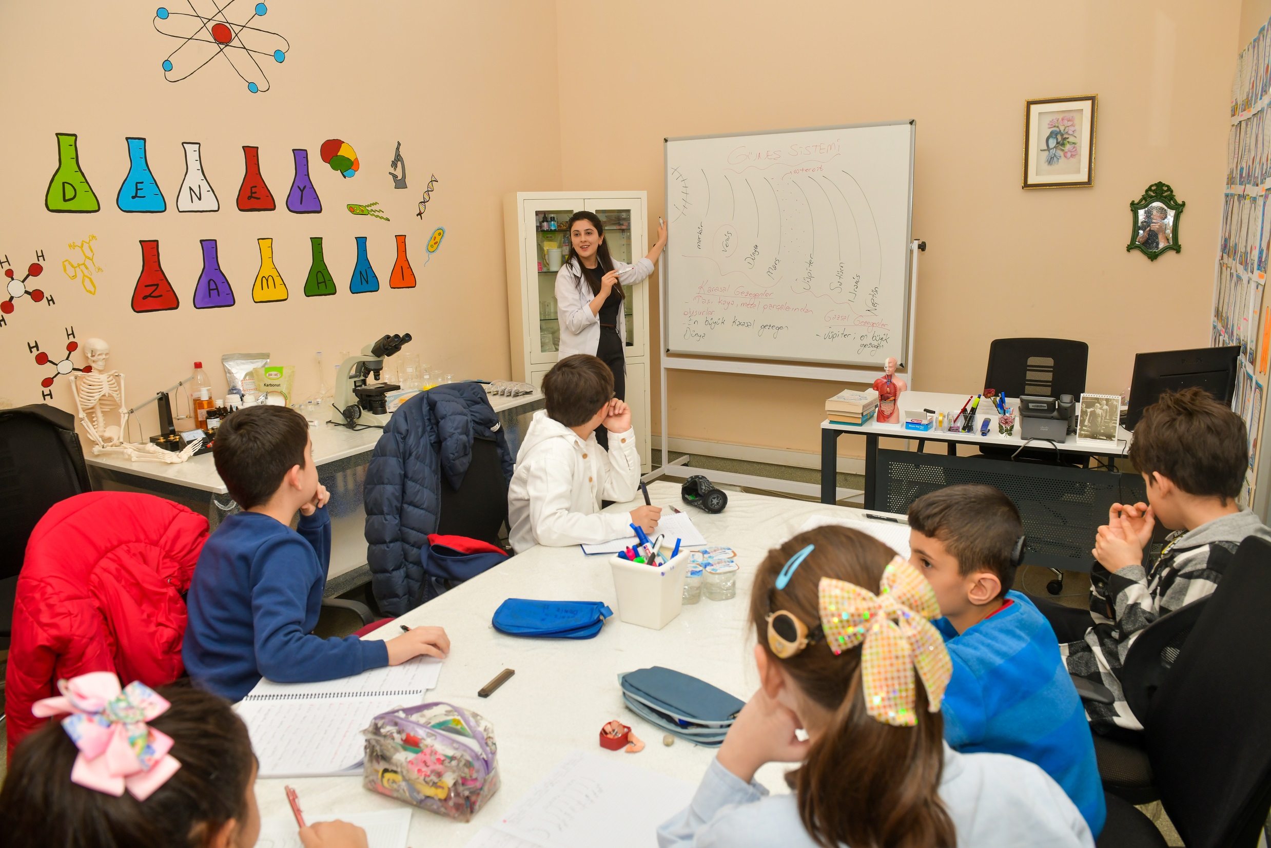 Özel Bireyler Deney ve Bilim Atölyelerinde Hem Öğreniyor Hem de Eğleniyor