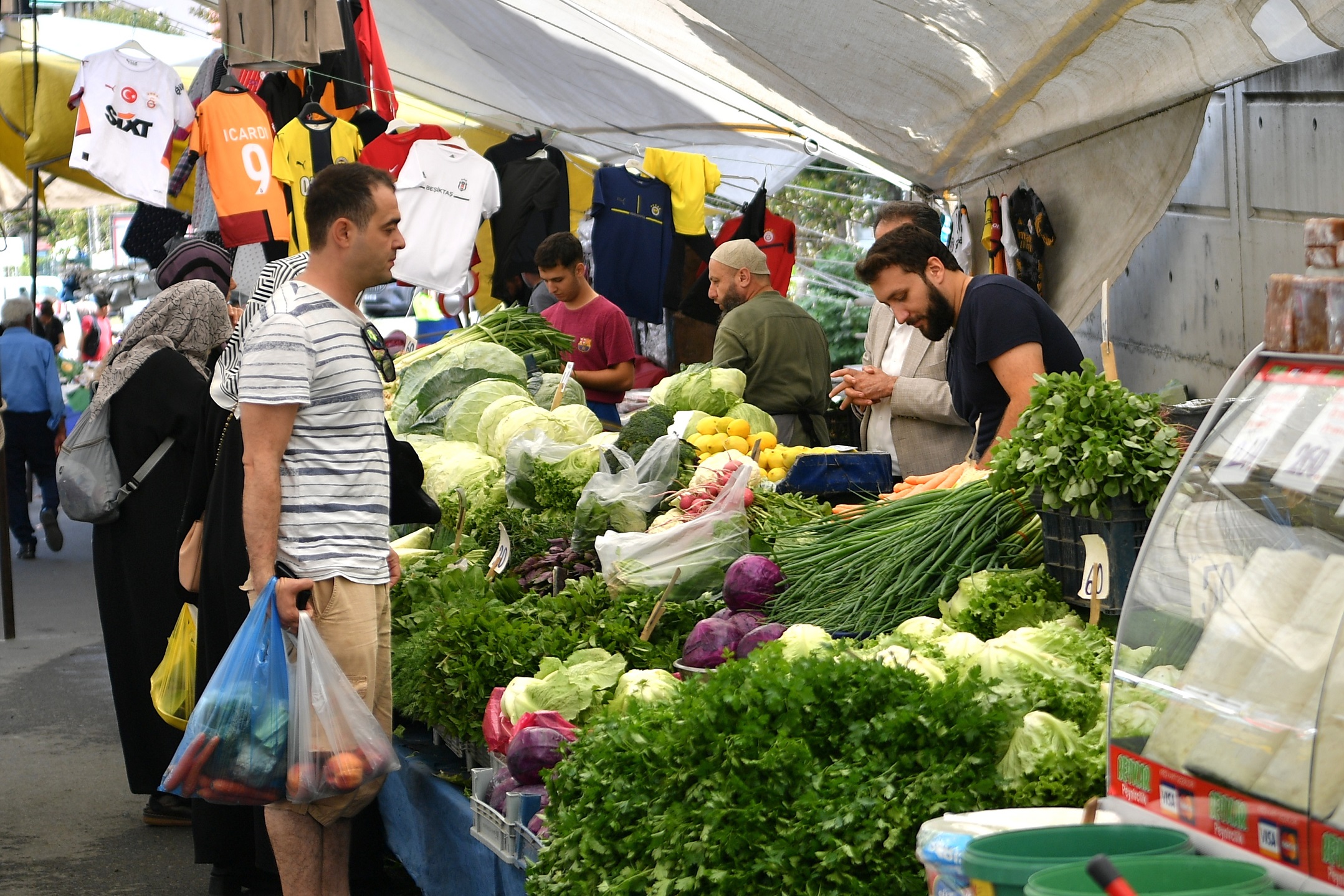 Yakuplu semt pazarı yeni yerine taşındı