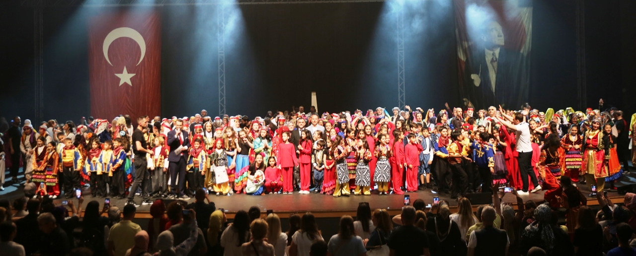 Küçükçekmece belediyesi halk dansları topluluğu yıl sonu gösterisi düzenledi