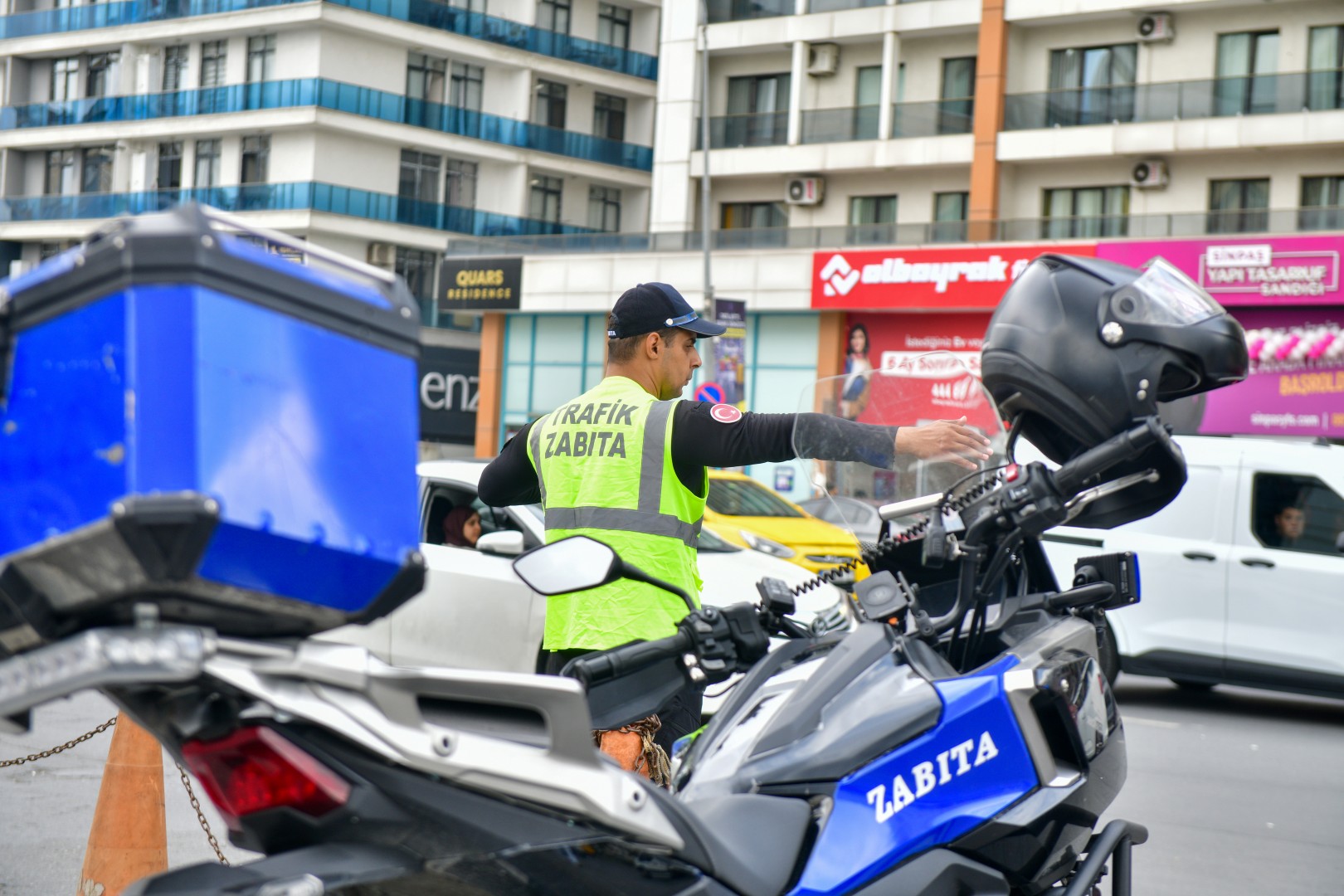 Beylikdüzü Belediye Zabıtası öğrencilerin yanında