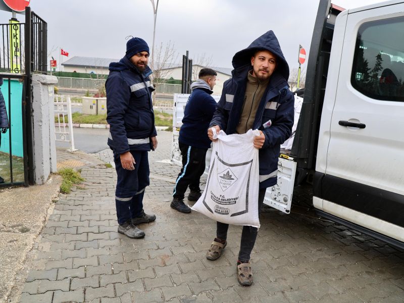 Çatalca'da Karla Mücadele Çalışmaları Kapsamında Tuz Dağıtımı Gerçekleşti