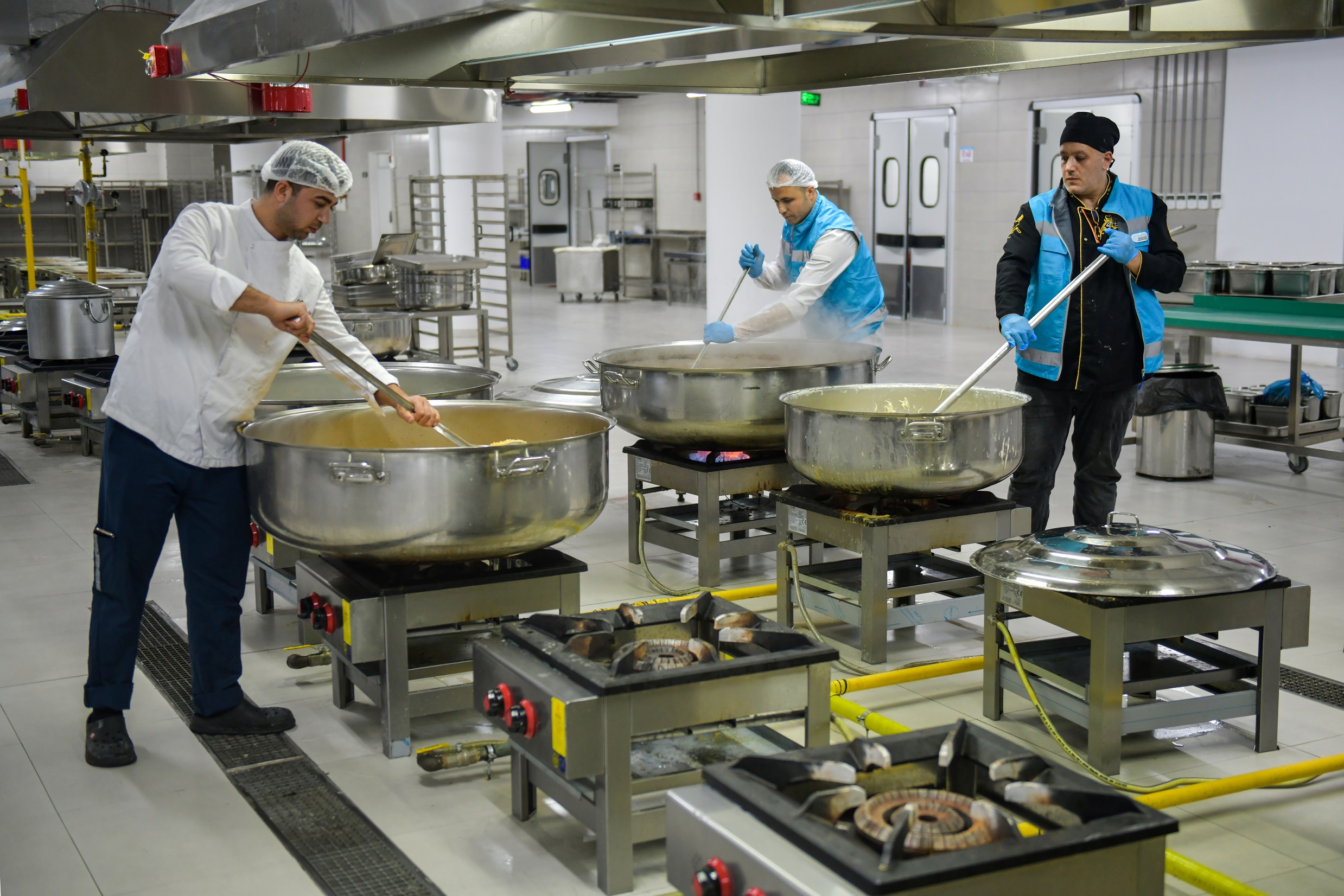 Bu Aşevinde haftanın 5 günü sıcak yemek var