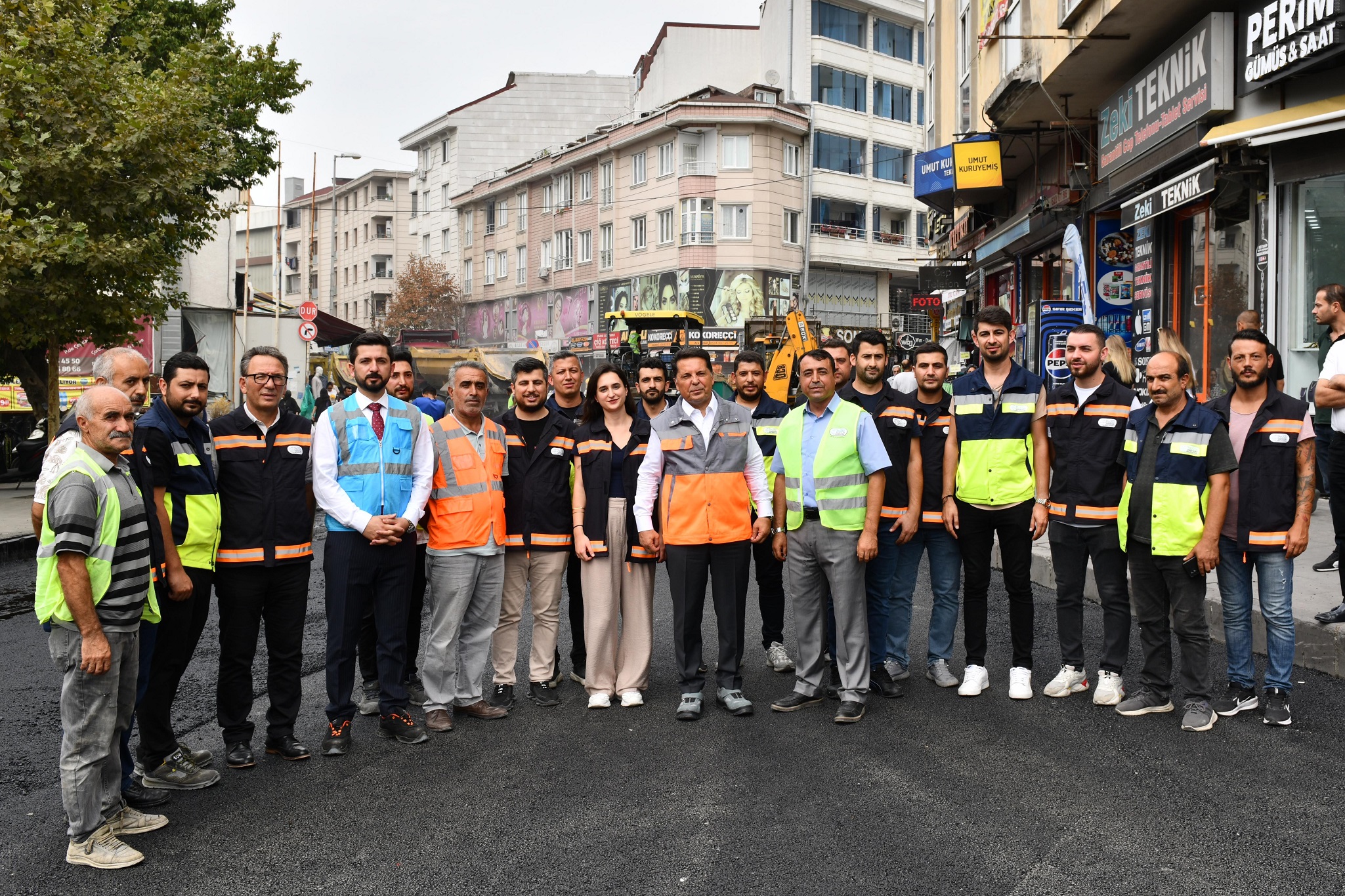 Esenyurt’ta yıllardır bozuk olan yollar asfaltla buluşuyor