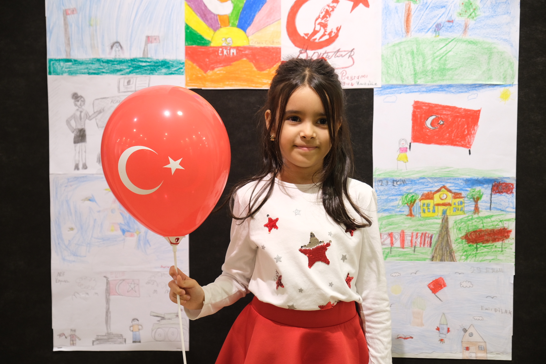 Minik ressamlar Cumhuriyet sevgisini resimleriyle anlattı