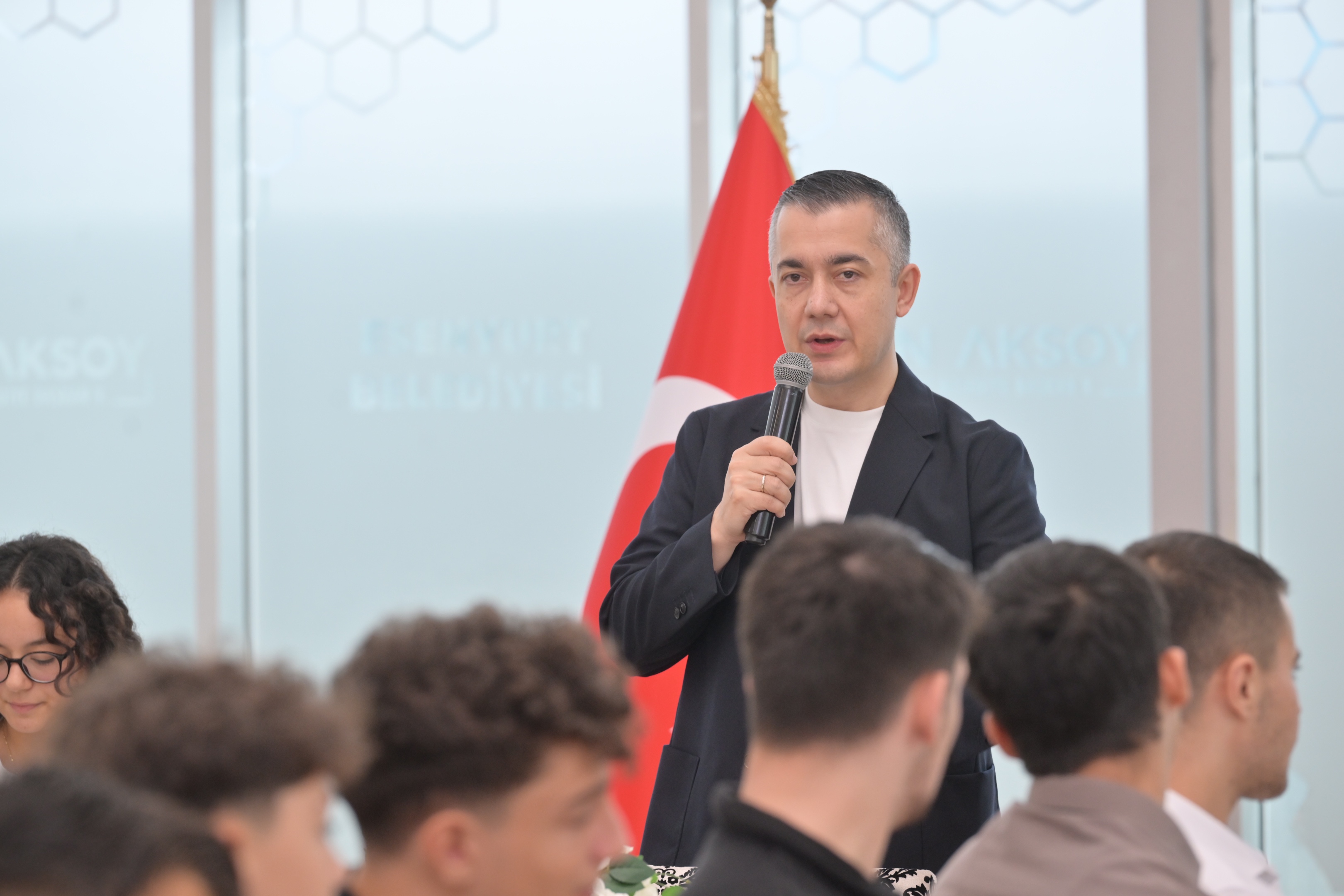 Esenyurt Belediyesi Spor Akademisi öğrencileri hayallerine kavuştu Başkan Vekili Aksoy gençlerle bir araya geldi