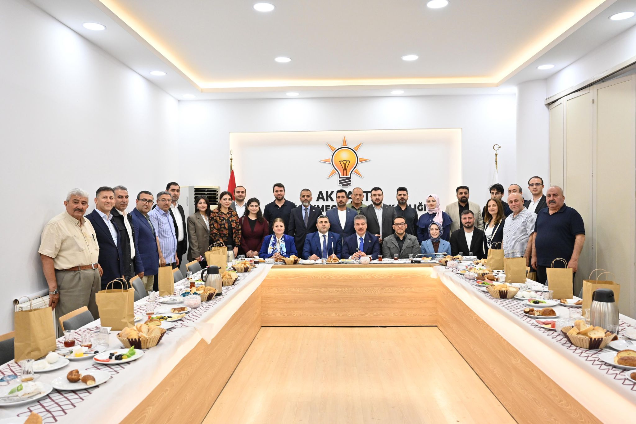 İlçe Başkanı Rasim Yağar TBMM Adalet Komisyonu Başkanı ve İstanbul Milletvekili Cüneyt Yüksel, ilçede avukatlarla buluştu