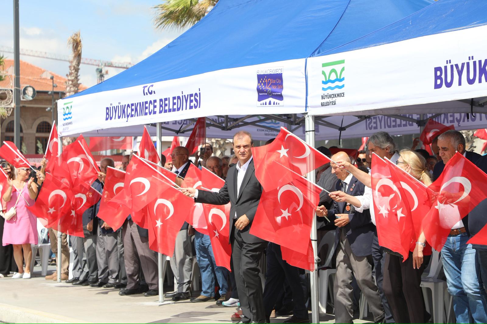 Türkiye’de ilk kez denizde 660 metrekarelik Türk bayrağı Büyükçekmece Körfezi’nde açıldı
