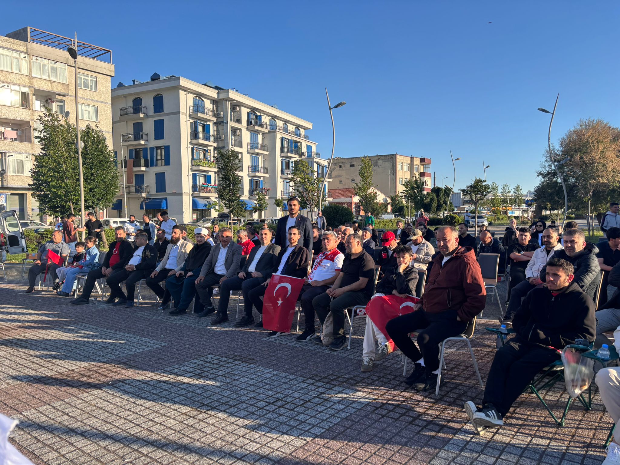 Başkan Yağar vatandaşlarla milli maçı izledi