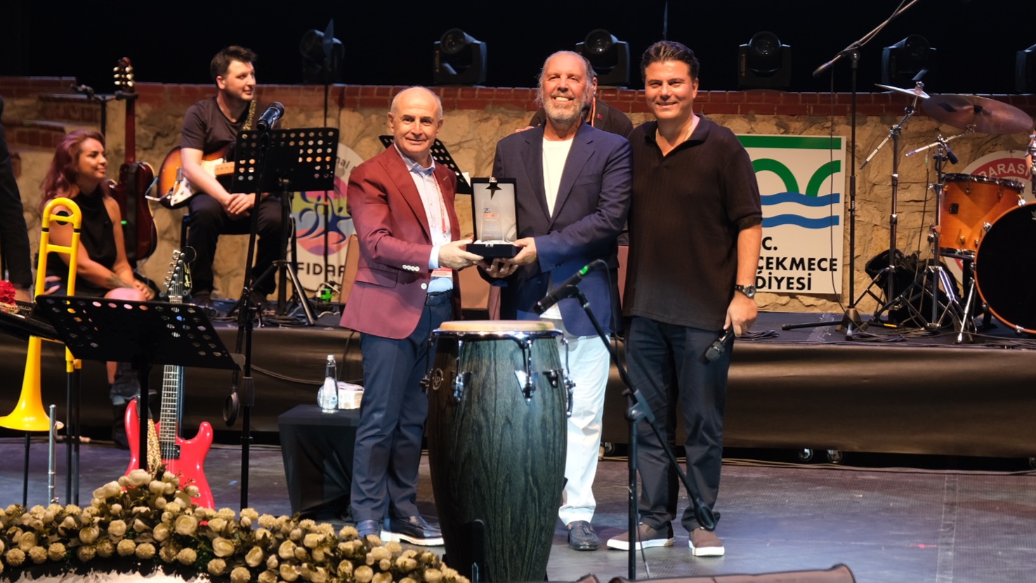 Fatih Erkoç şarkılarını binlerce hayranı ile birlikte söyledi