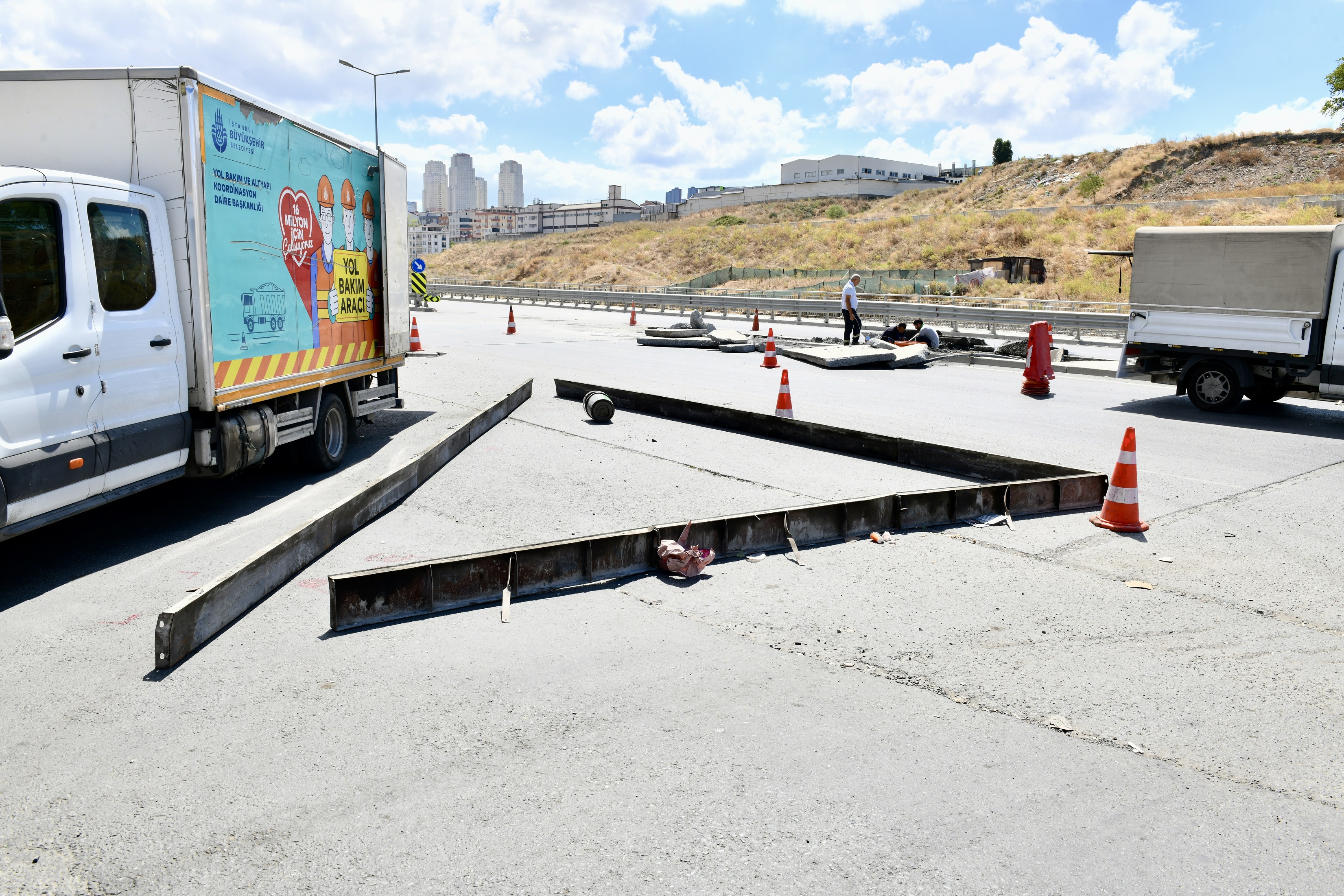 Esenyurt’ta 3 ana arteri birbirine bağlayan kavşak güvenli hale getiriliyor