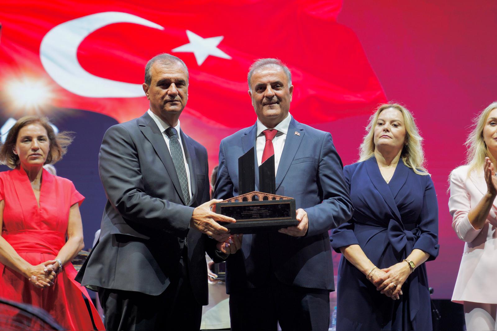 Cumhuriyet Kent Meydanı Zafer Bayramı’nda görkemli törenle açıldı