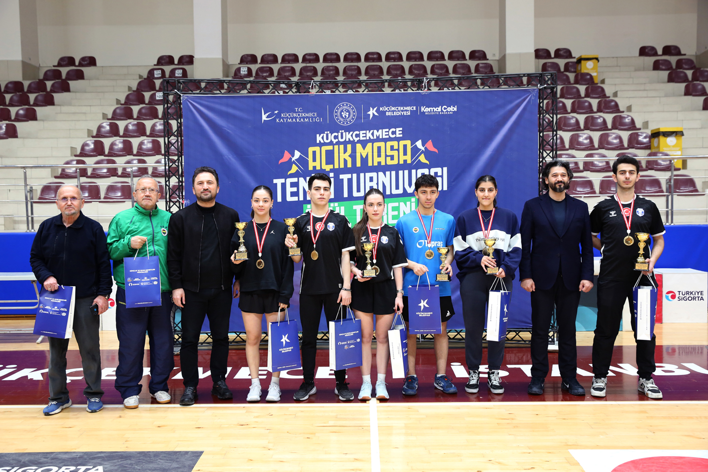 Küçükçekmece’de açık masa tenisi turnuvası düzenlendi