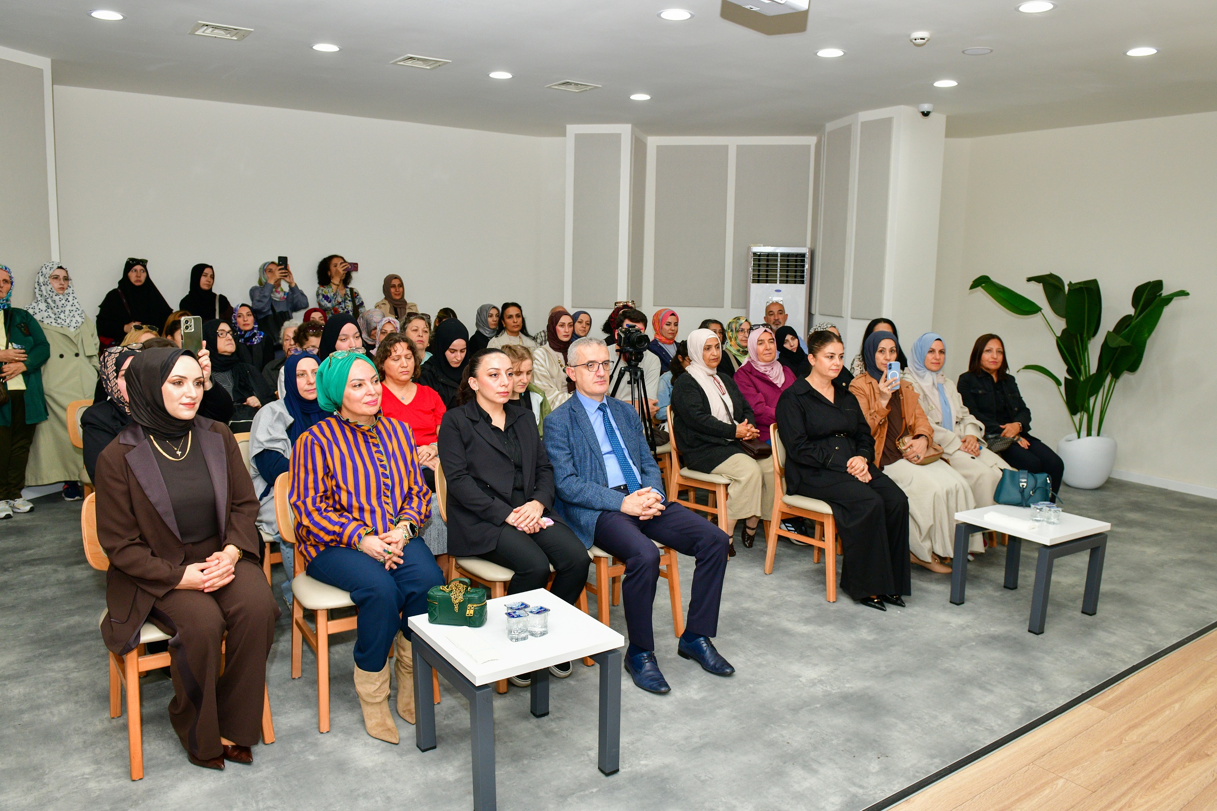 Esenyurt’ta Ebru Sanatının İncelikleri Sanatseverlerle Buluştu