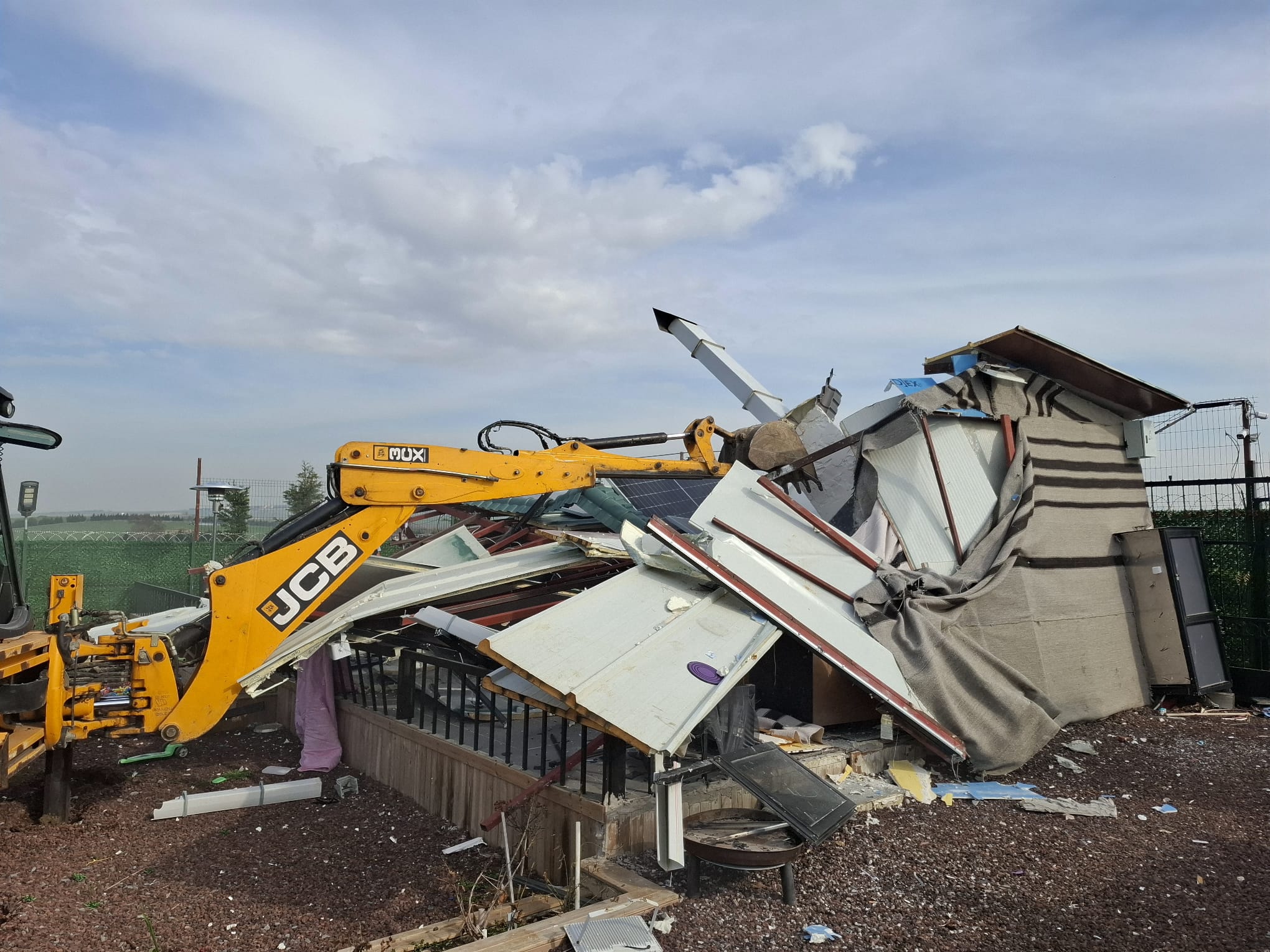 14 kaçak yapı Büyükçekmece belediye ekipleri tarafından yıkıldı