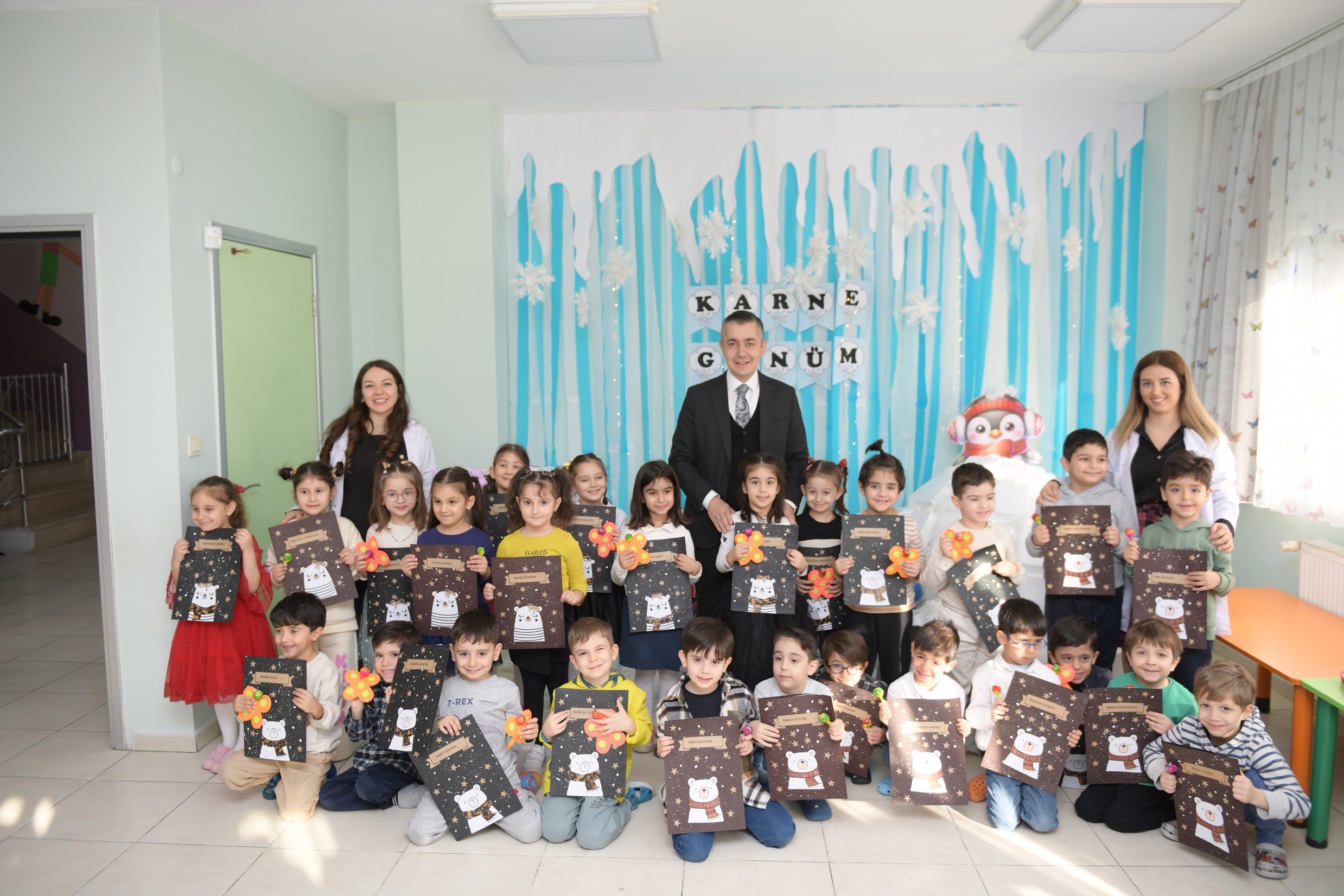 Başkan Vekili Aksoy öğrencilerin karne heyecanına ortak oldu