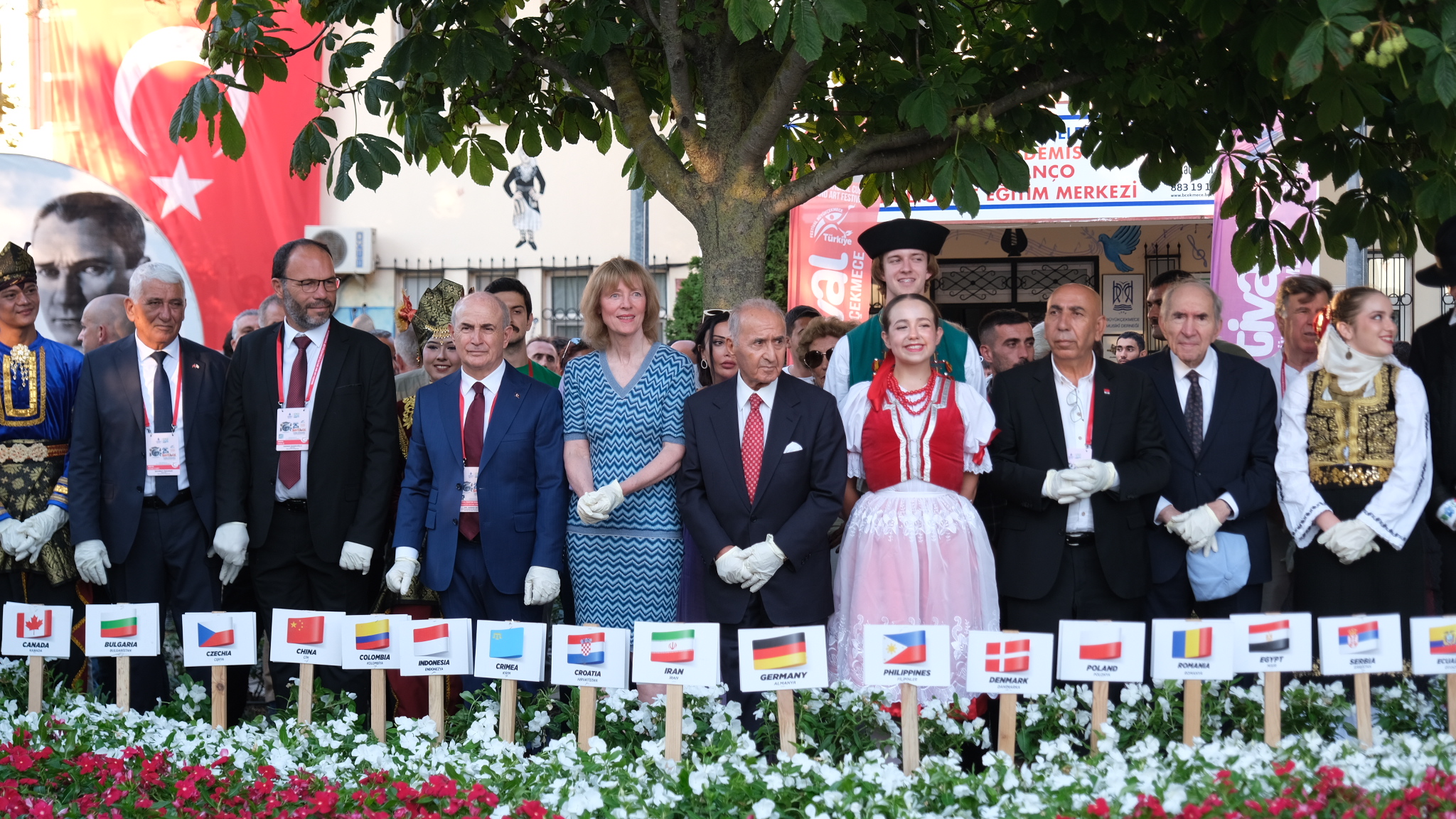 Dünyanın en iyi kültür-sanat festivali muhteşem bir törenle açıldı