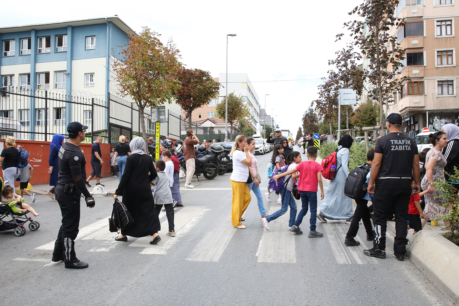 Küçükçekmece zabıtasından okul önlerinde denetim