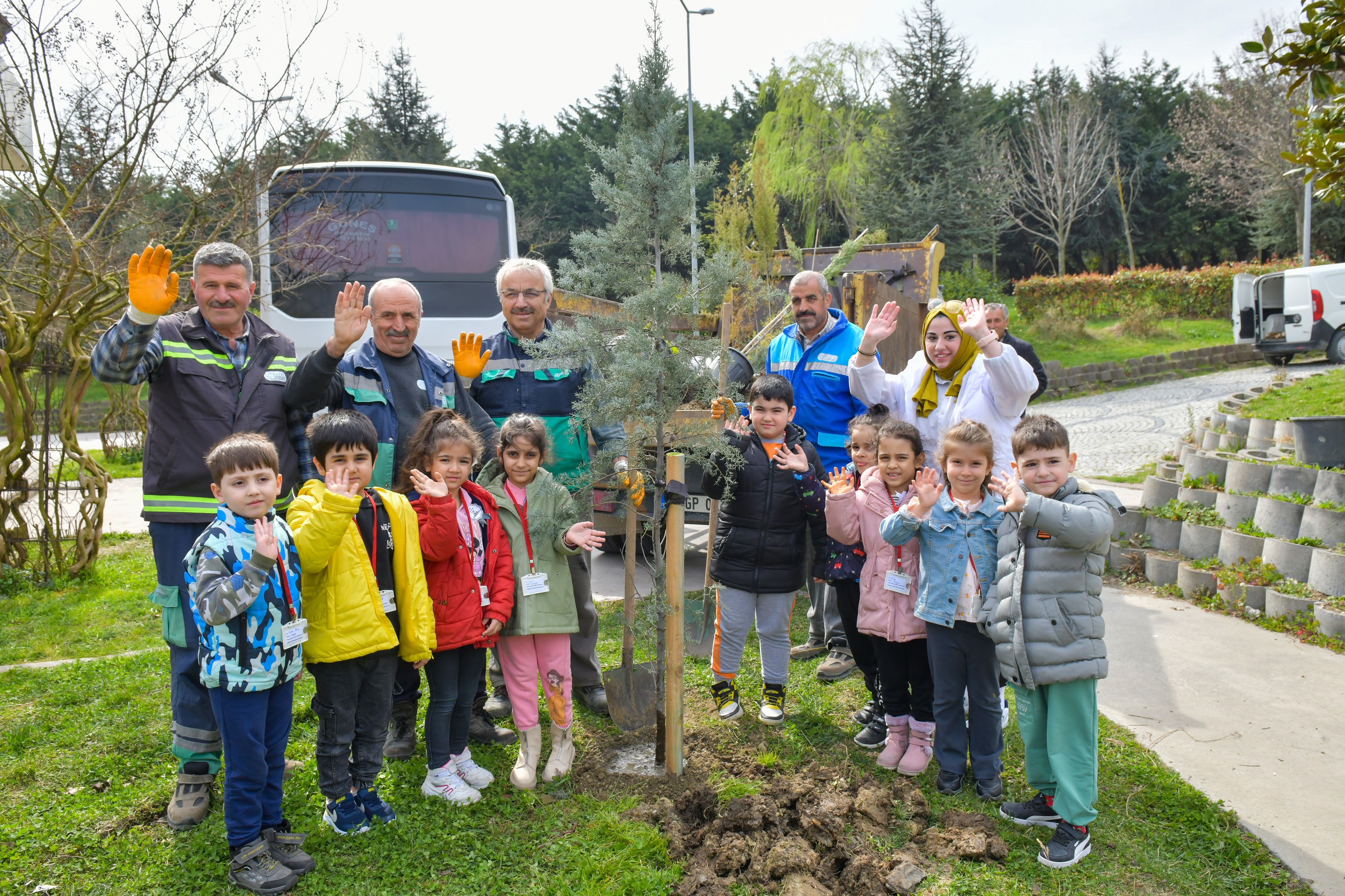 Esenyurtlu minikler şehit ve gaziler için fidan dikti