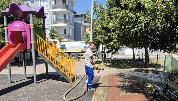 Silivri’de Park, Bahçe ve Yeşil Alanlarda Bakım Çalışmaları Sürüyor